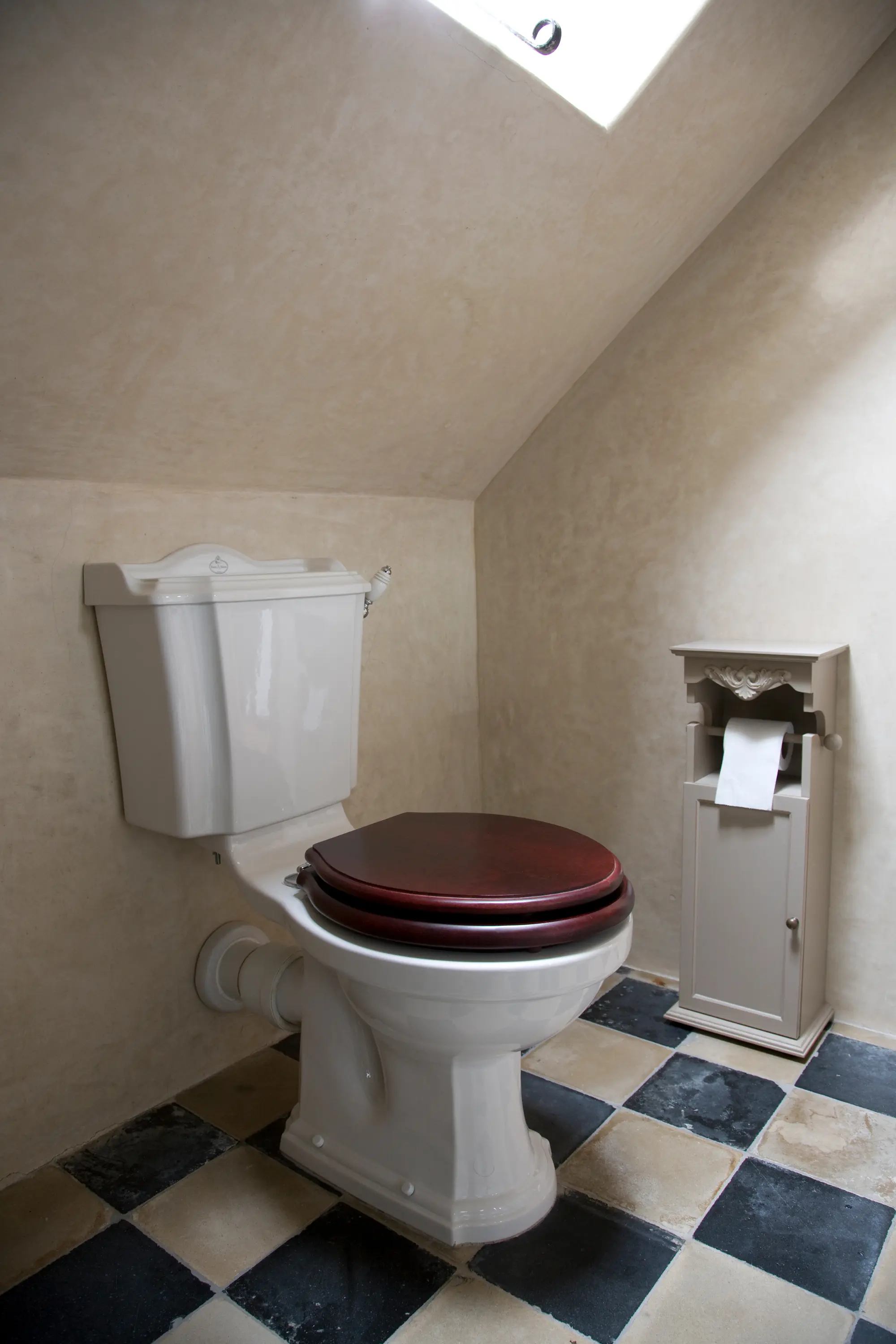 Kenny & Mason - London low level toilet with handle Horizontal outlet