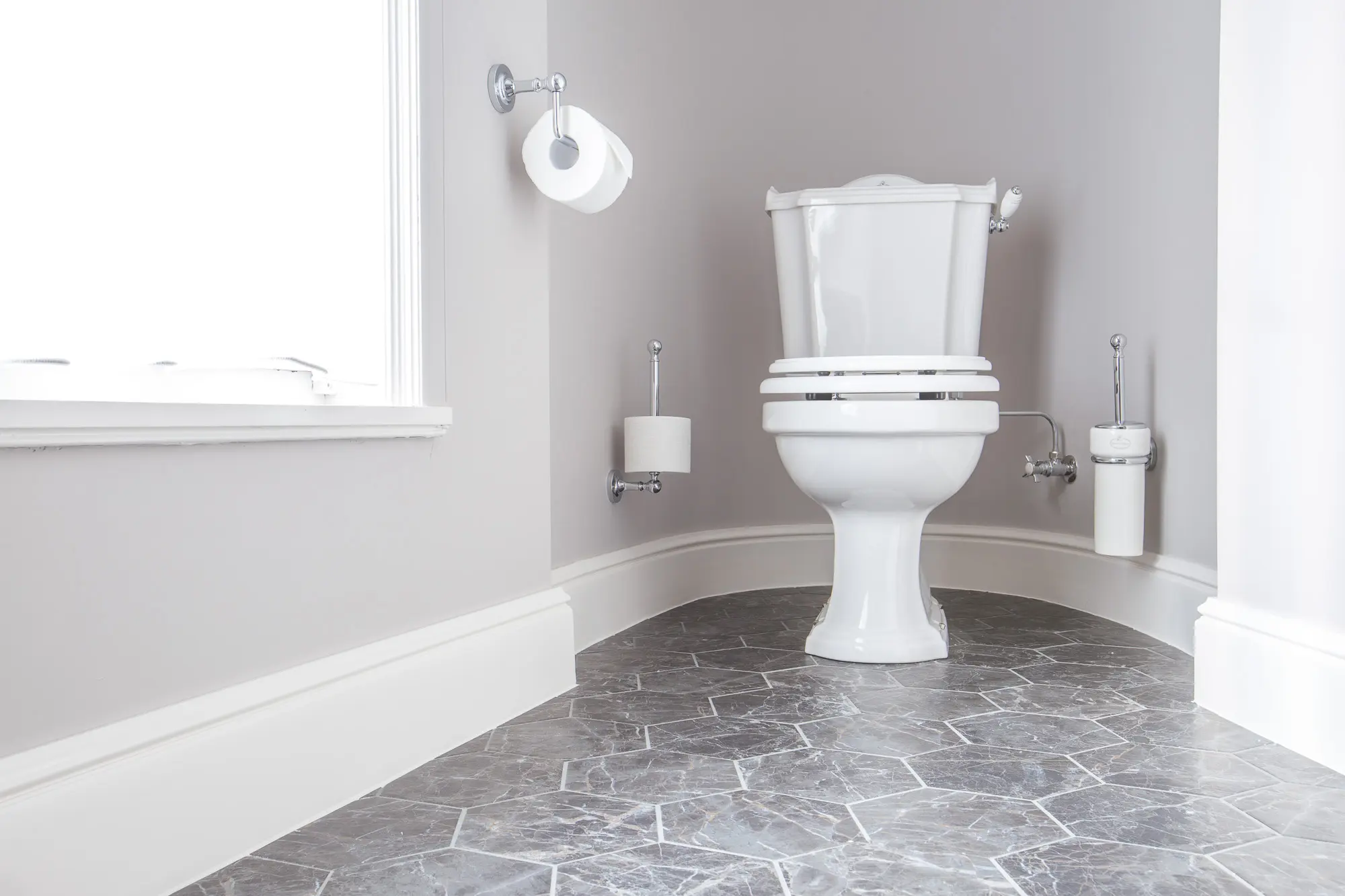 Kenny & Mason - London low level toilet with handle Horizontal outlet