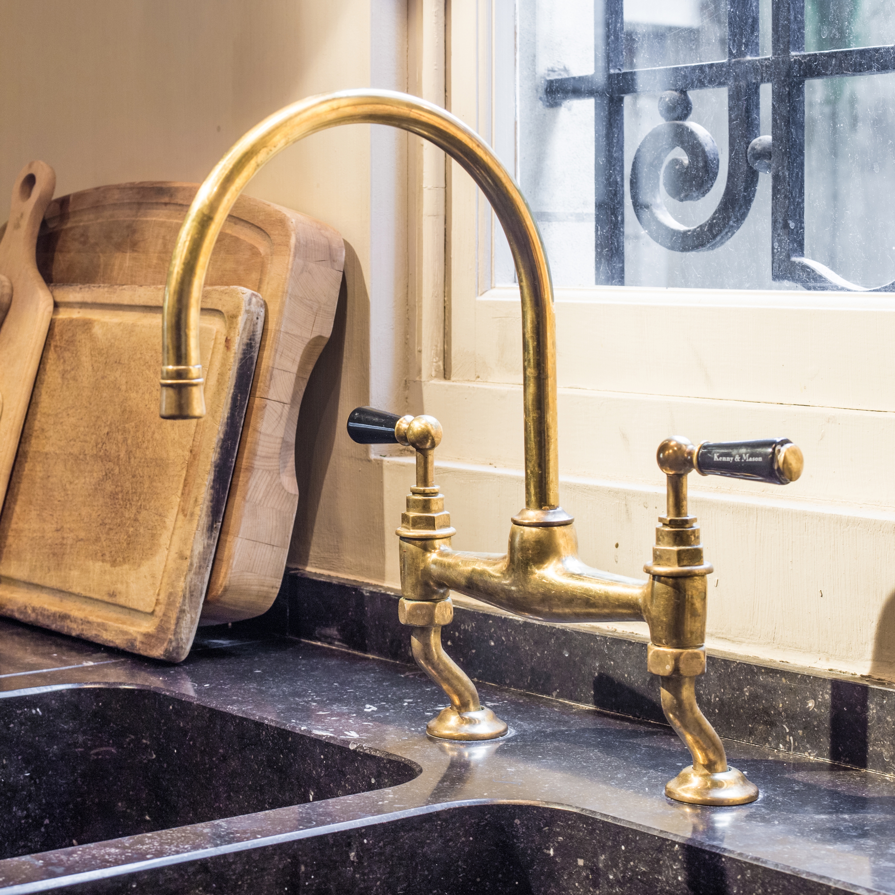 Mostrar el producto Kitchen bridge mixer black levers del fabricante Kenny & Mason