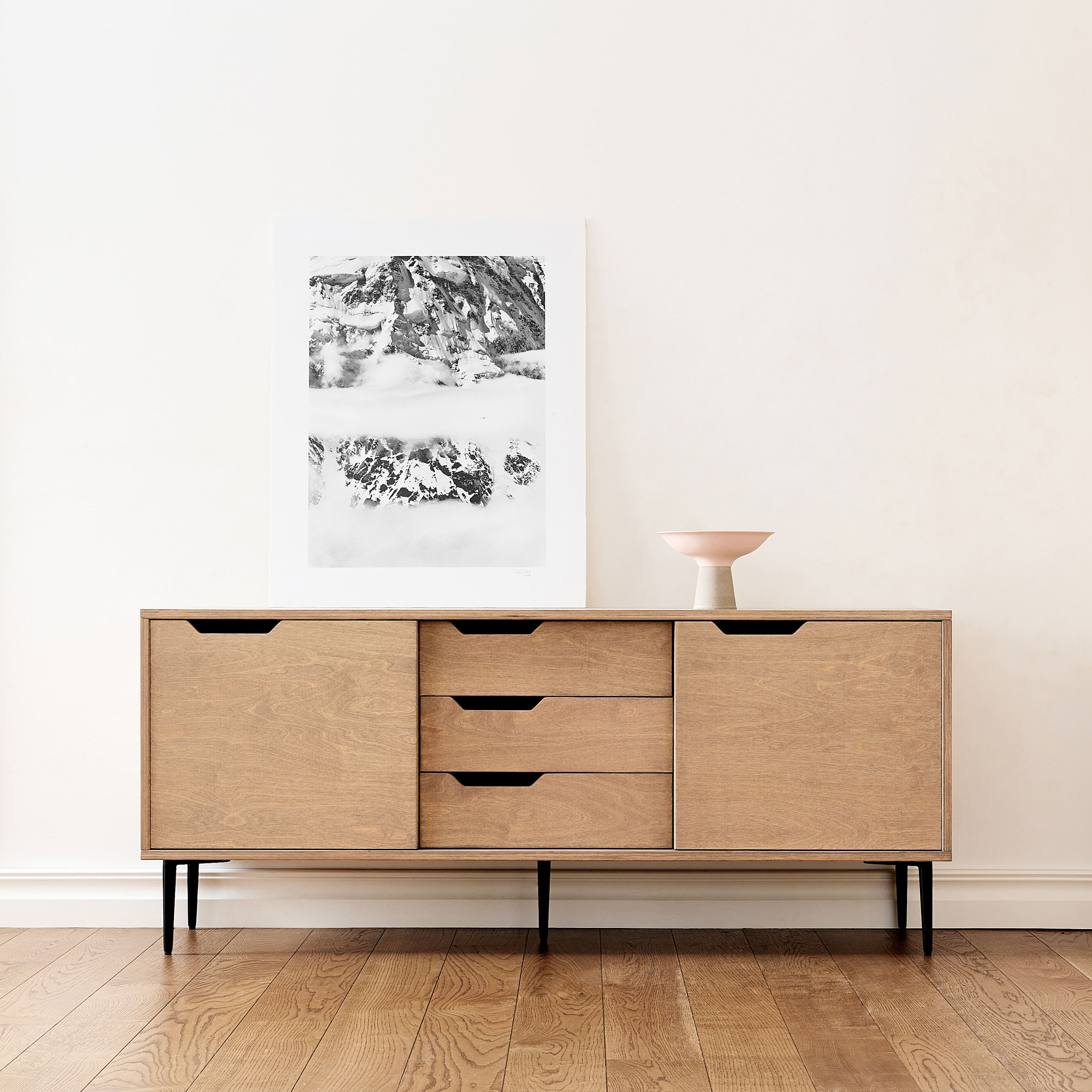 Produkt Anrichte NOBLE mit 3 Schubladen des Herstellers Radis Furniture anzeigen