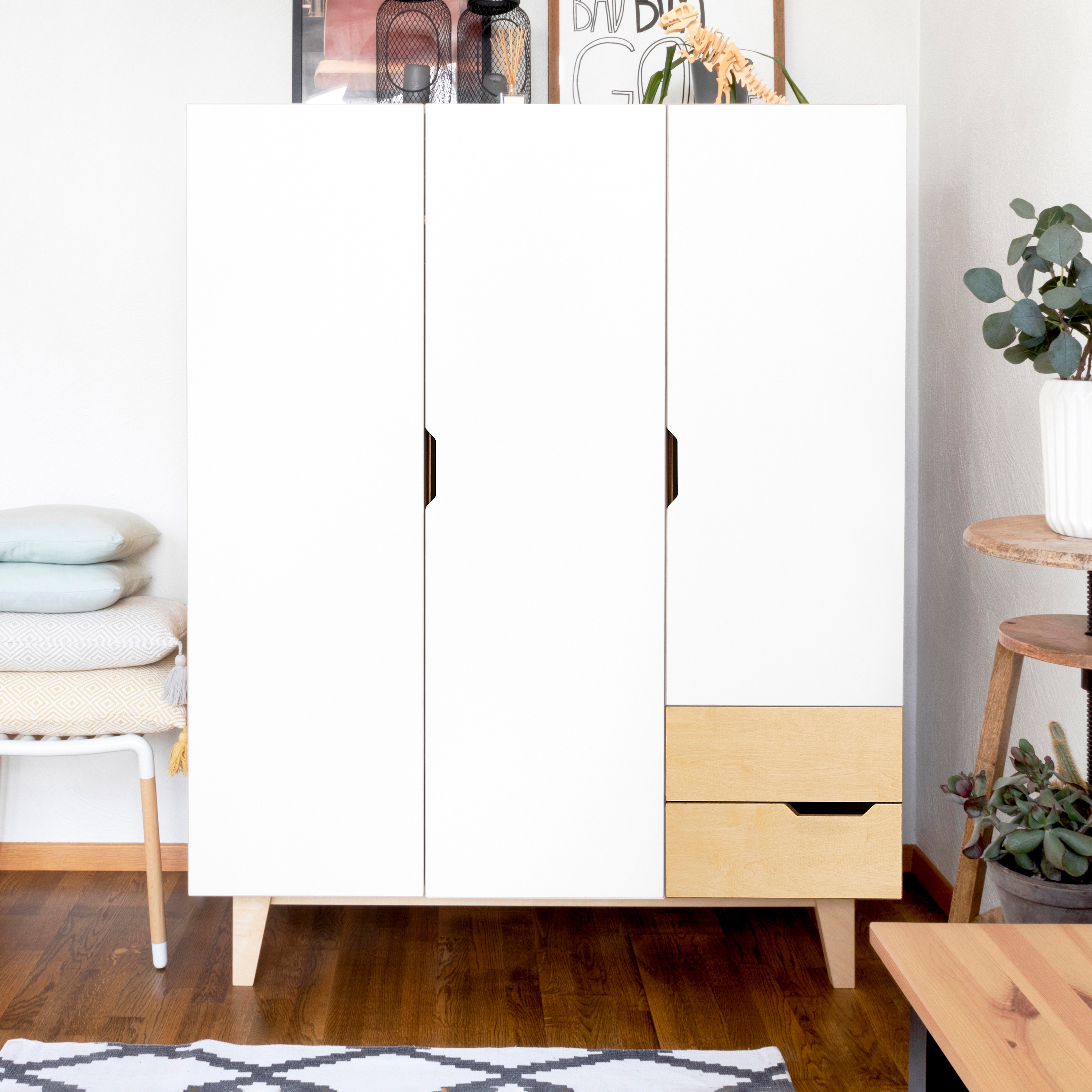 Produkt Kleiderschrank HUH mit 3 Türen und 2 Schubladen des Herstellers Radis Furniture anzeigen