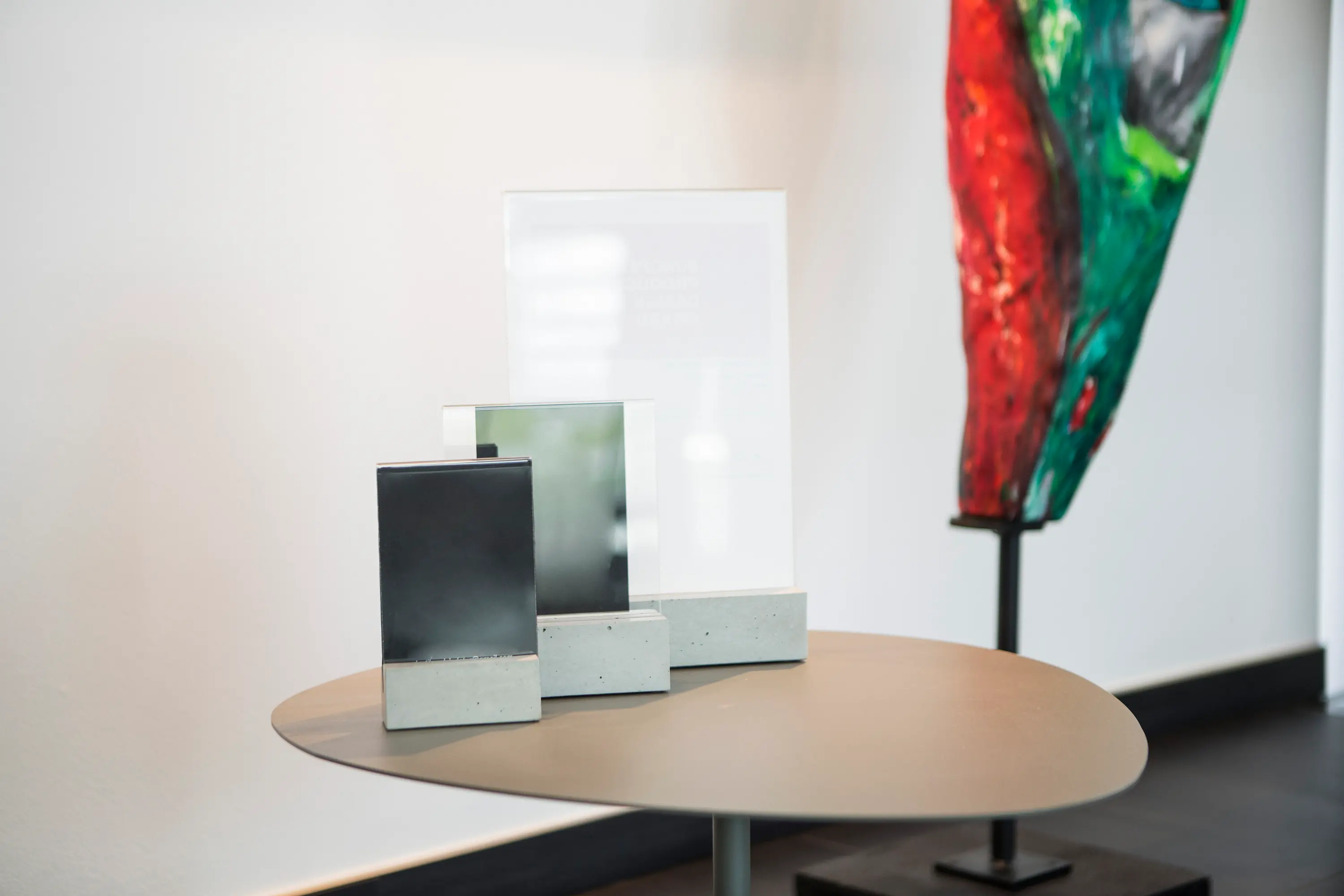 CO33 by Gregor Uhlmann - Beton | Table Display with 2 slots