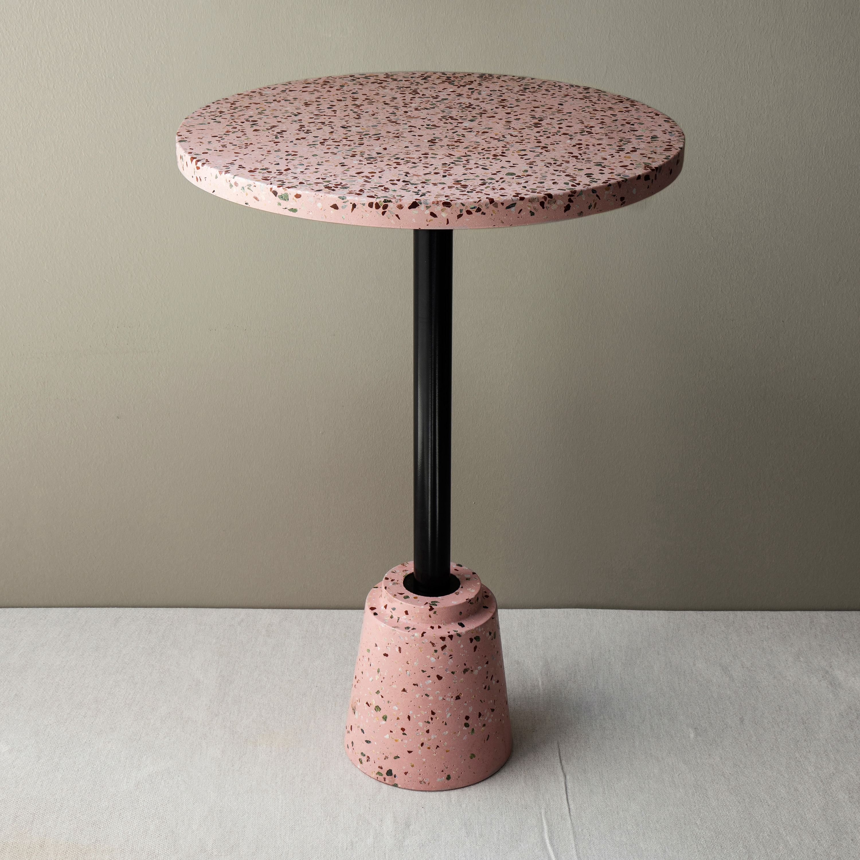 Afficher le produit Conic Pink Coffee Table du fabricant Karoistanbul