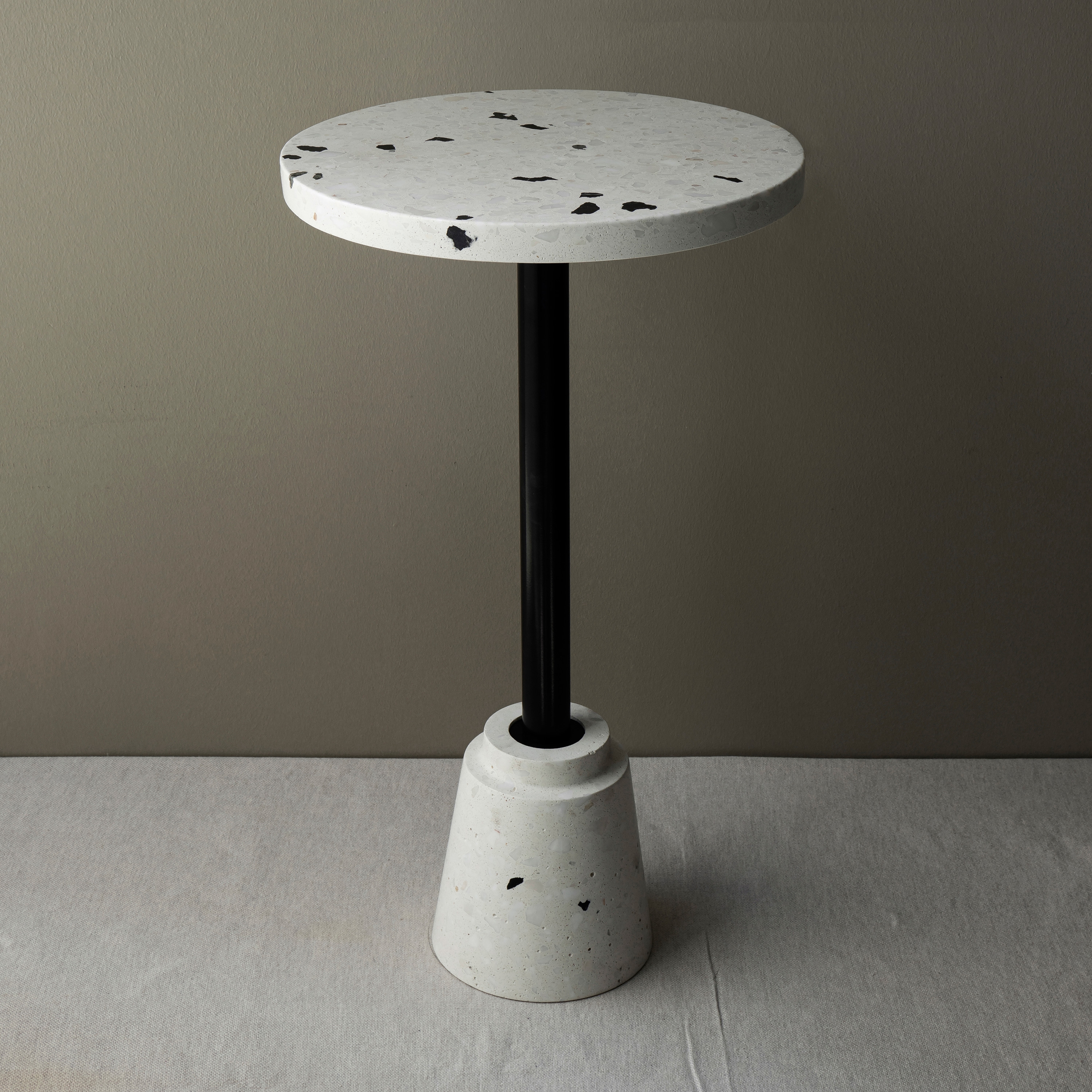 Produkt Conic White & Black Coffee Table des Herstellers Karoistanbul anzeigen