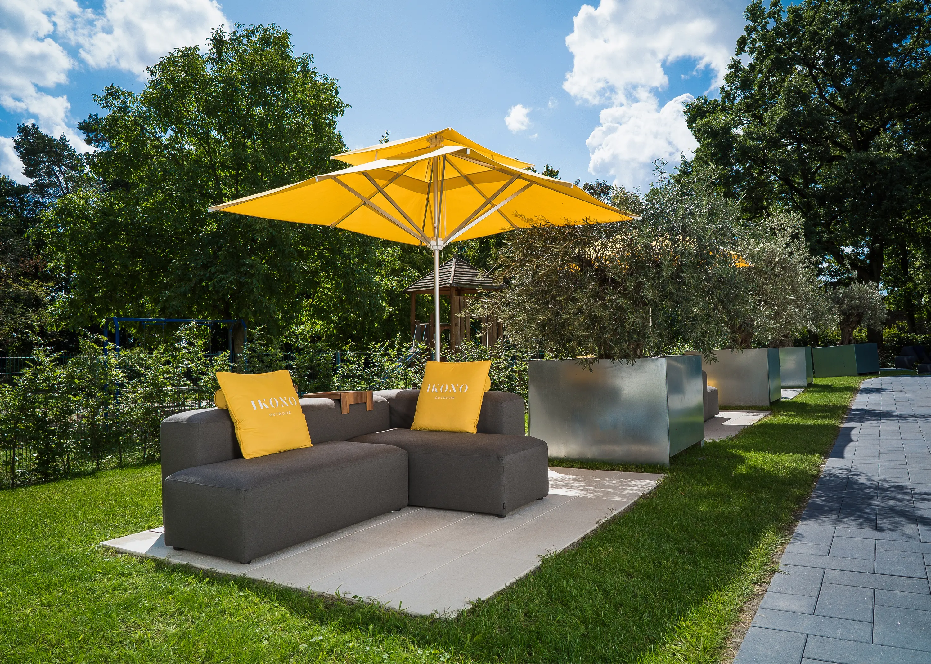IKONO - Lounge Outdoor System | Sitzhocker mit Tabletttisch