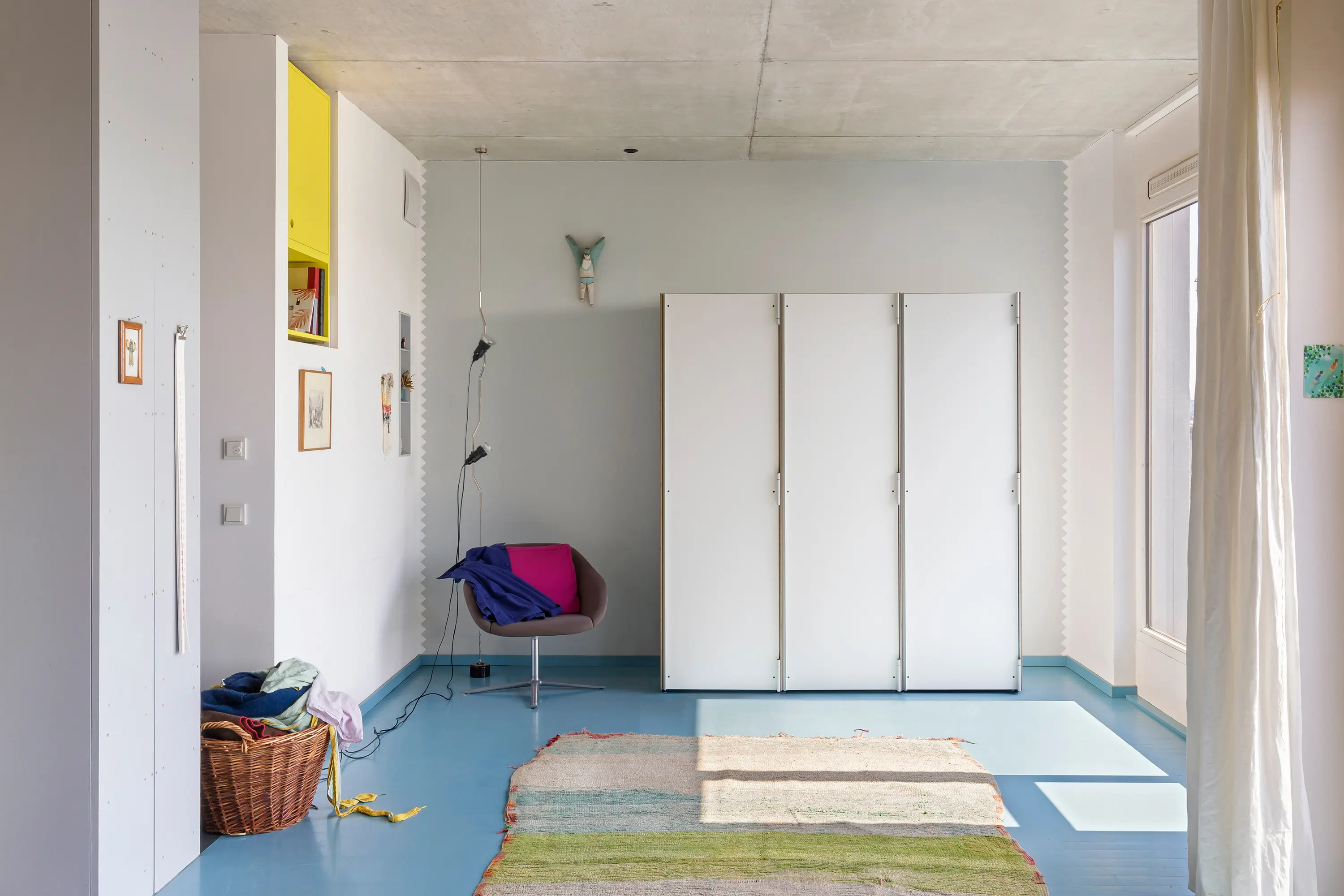 Magazin® - P100 | Schrank, Weiß / RAL 2001 Rotorange