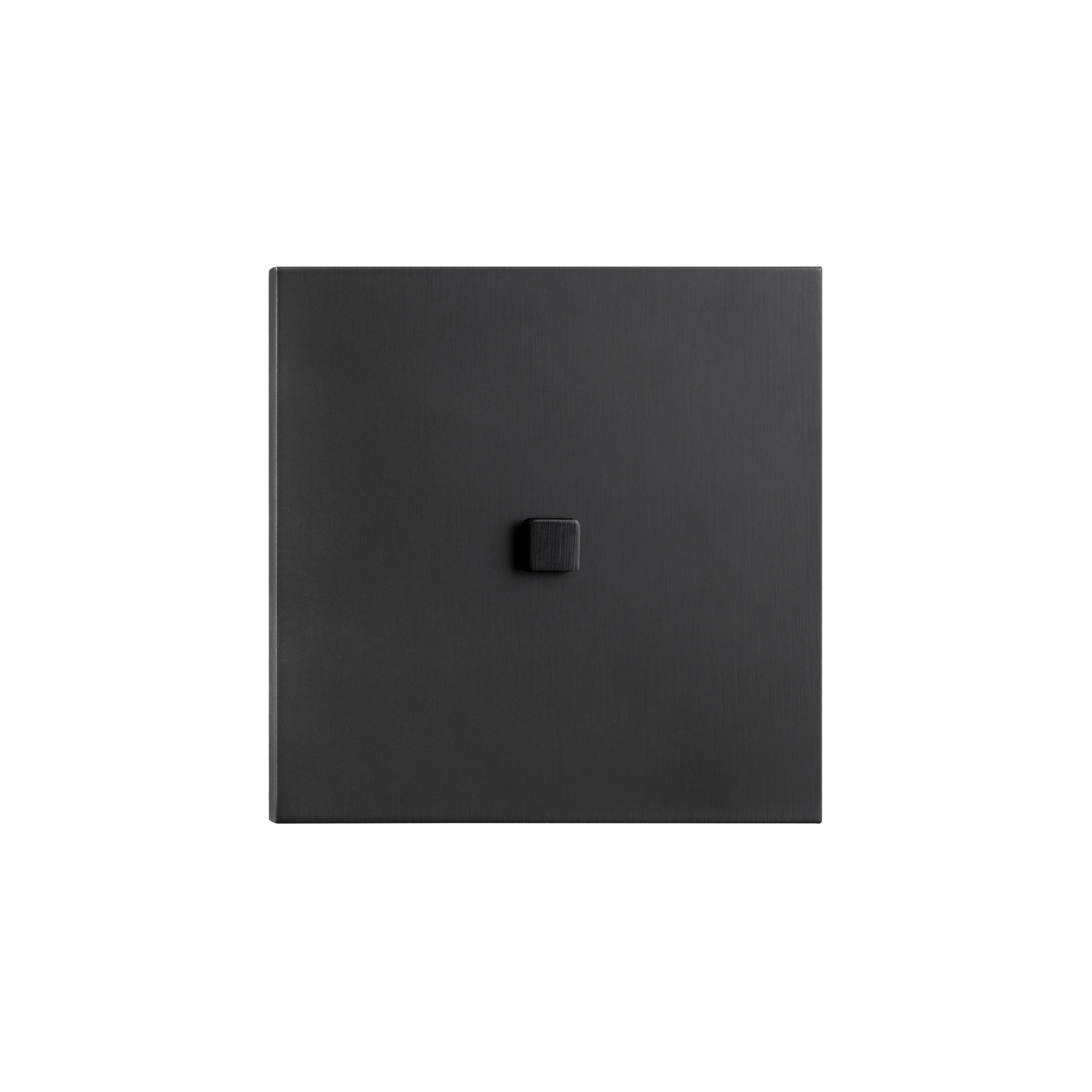 Mostra il prodotto Facet - Mat bronze - square push button del produttore Atelier Luxus