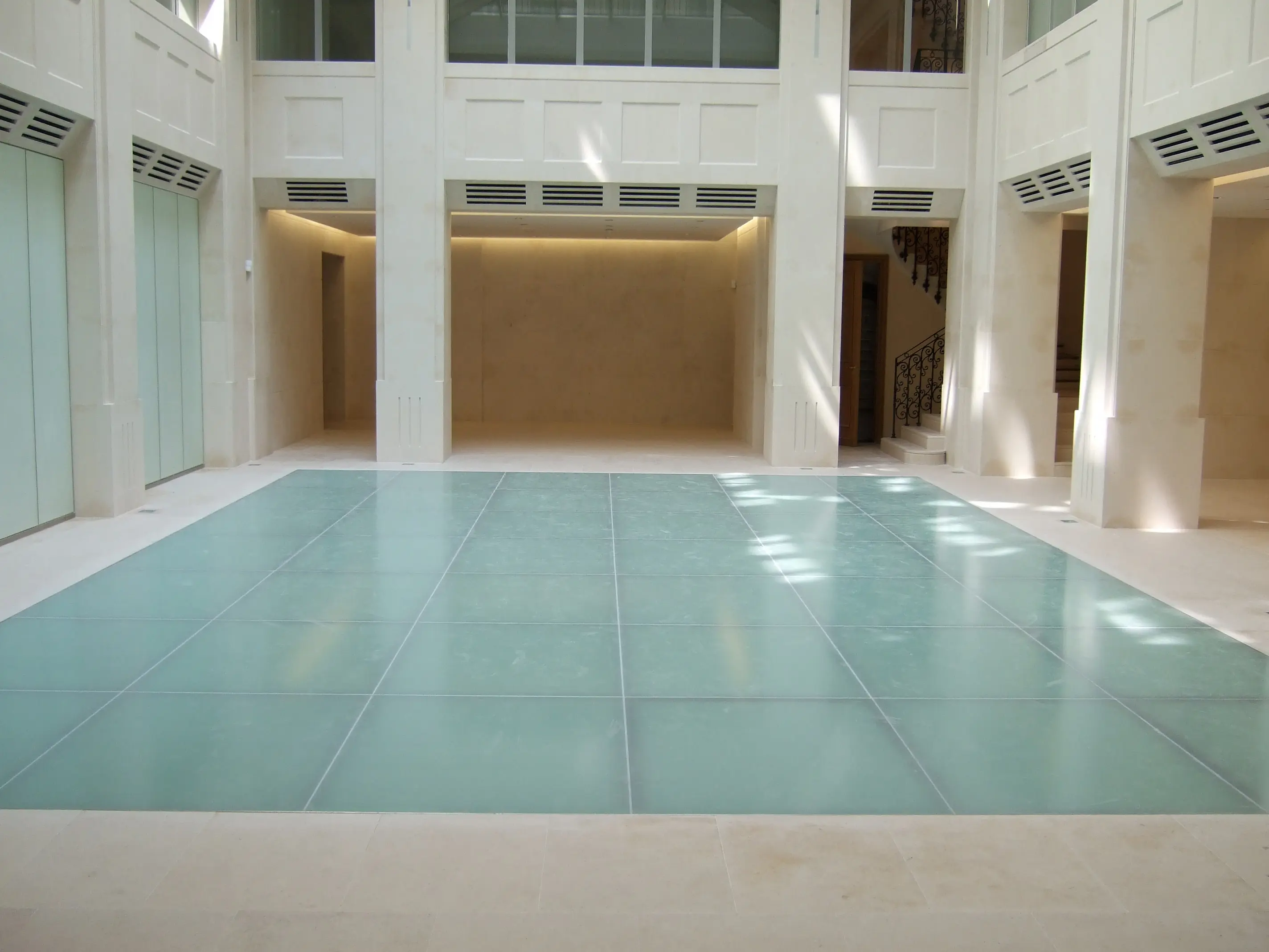 gallery-slide-0