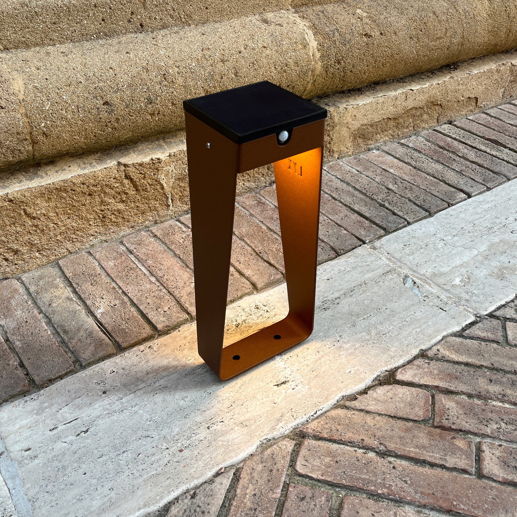 Display product SOLAR pathway light | BTS 400 from manufacturer LYX Luminaires