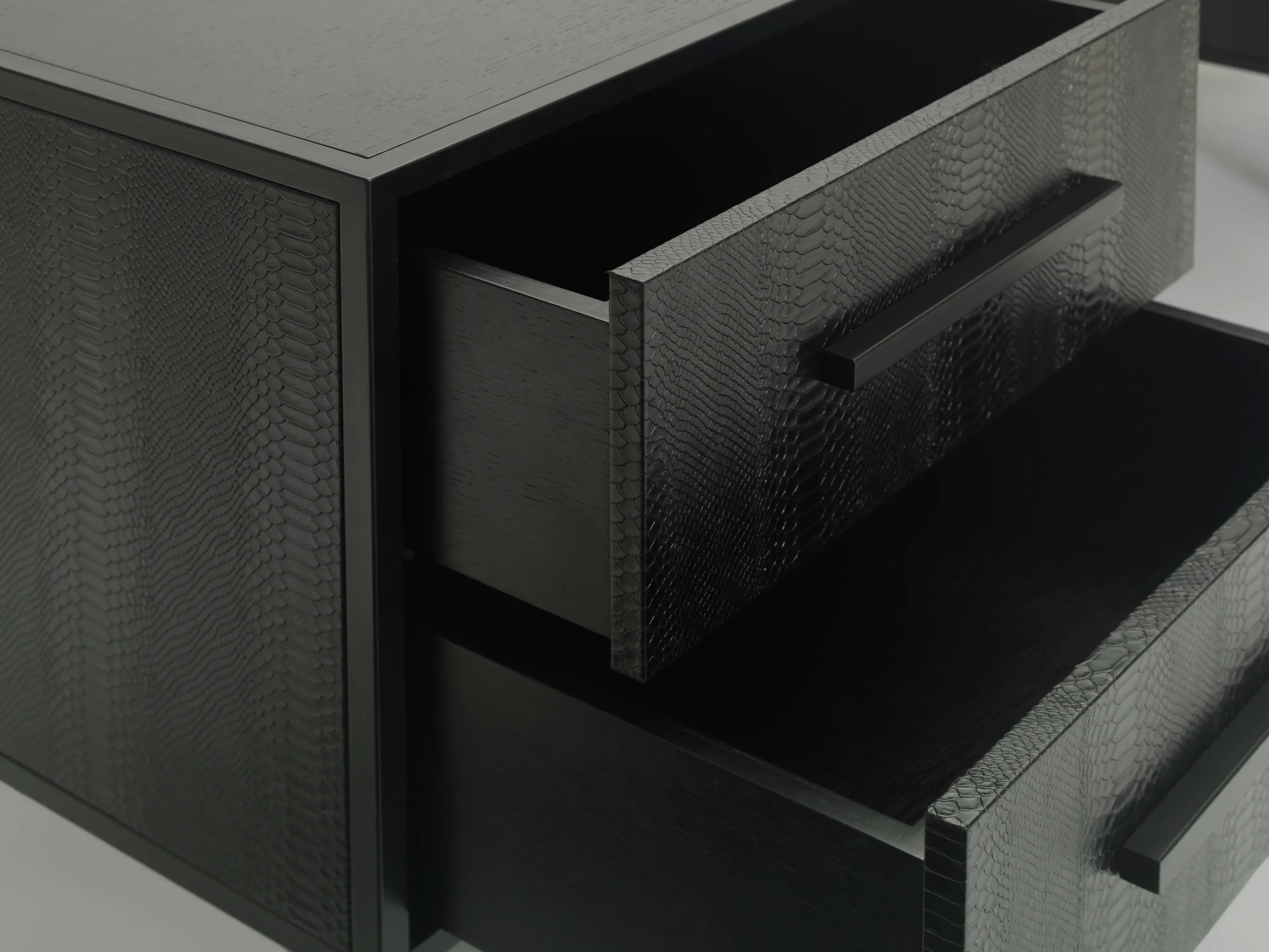 CRISTINA JORGE DE CARVALHO COLLECTIONS - Black Is Black | Black Out Desk