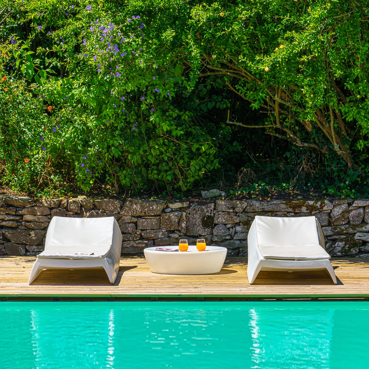 LOUNGERS
