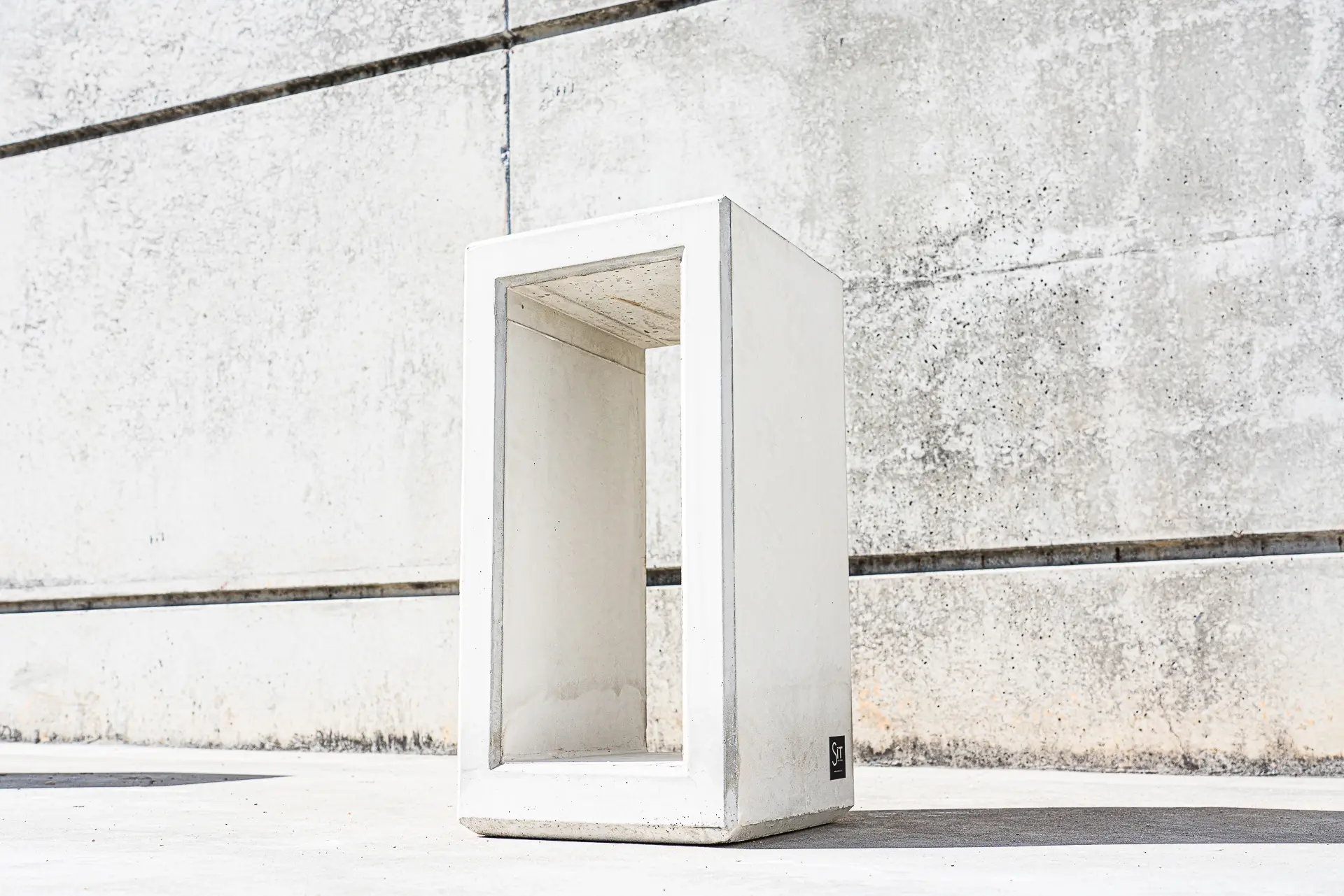 Sit - Outline Bollard