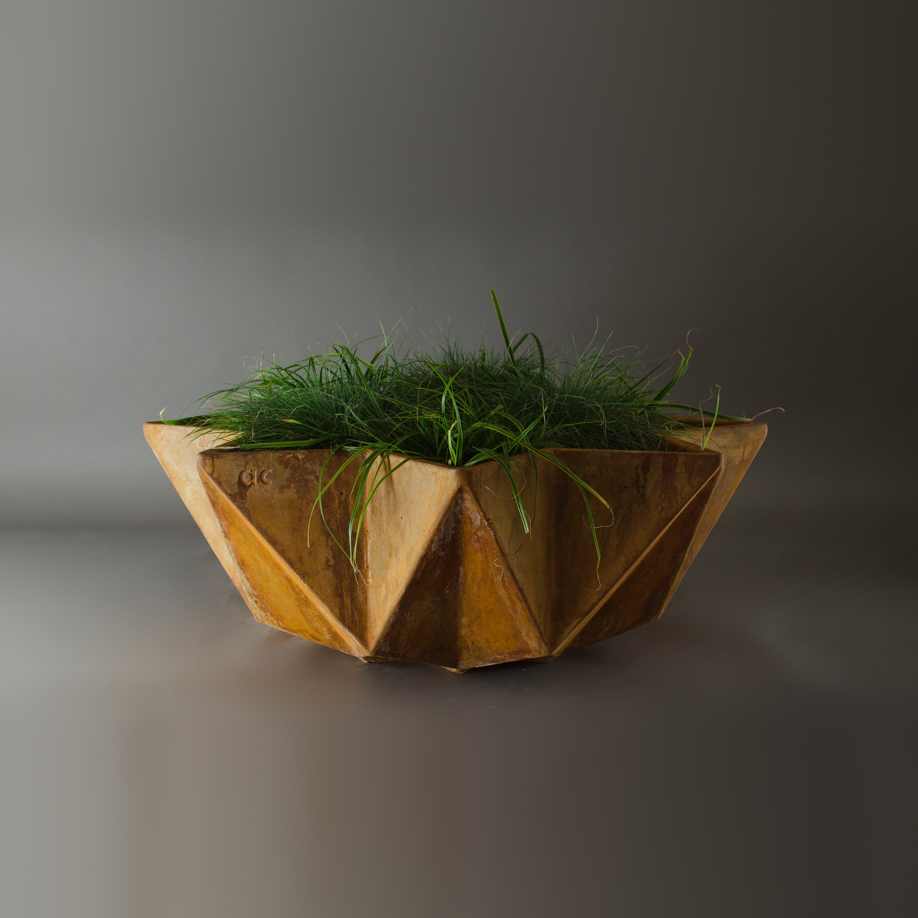 Produkt Kronen Bowl Planter, Rust Stained Concrete des Herstellers Adam Christopher Design anzeigen