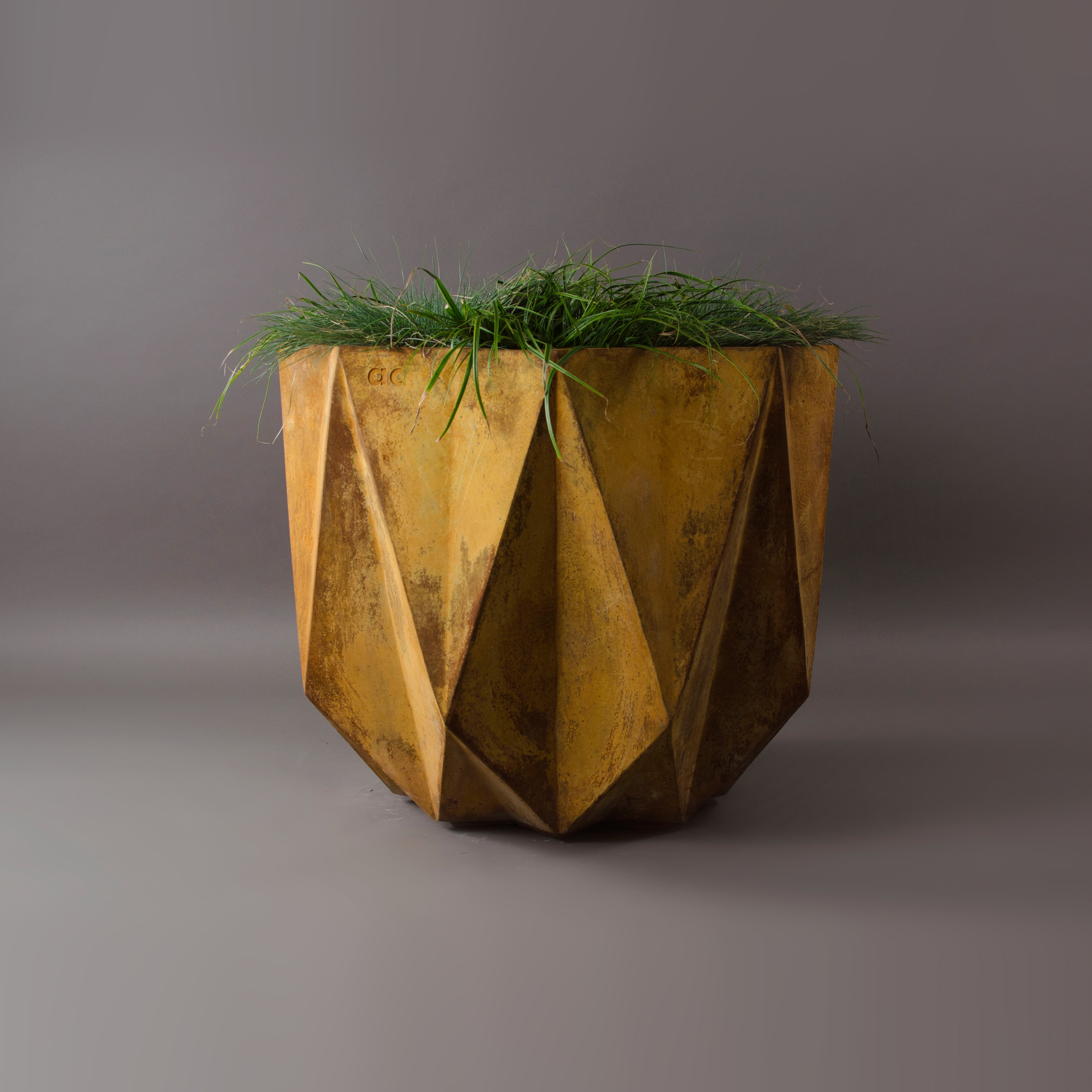 Prisme Planter, Rust Stained