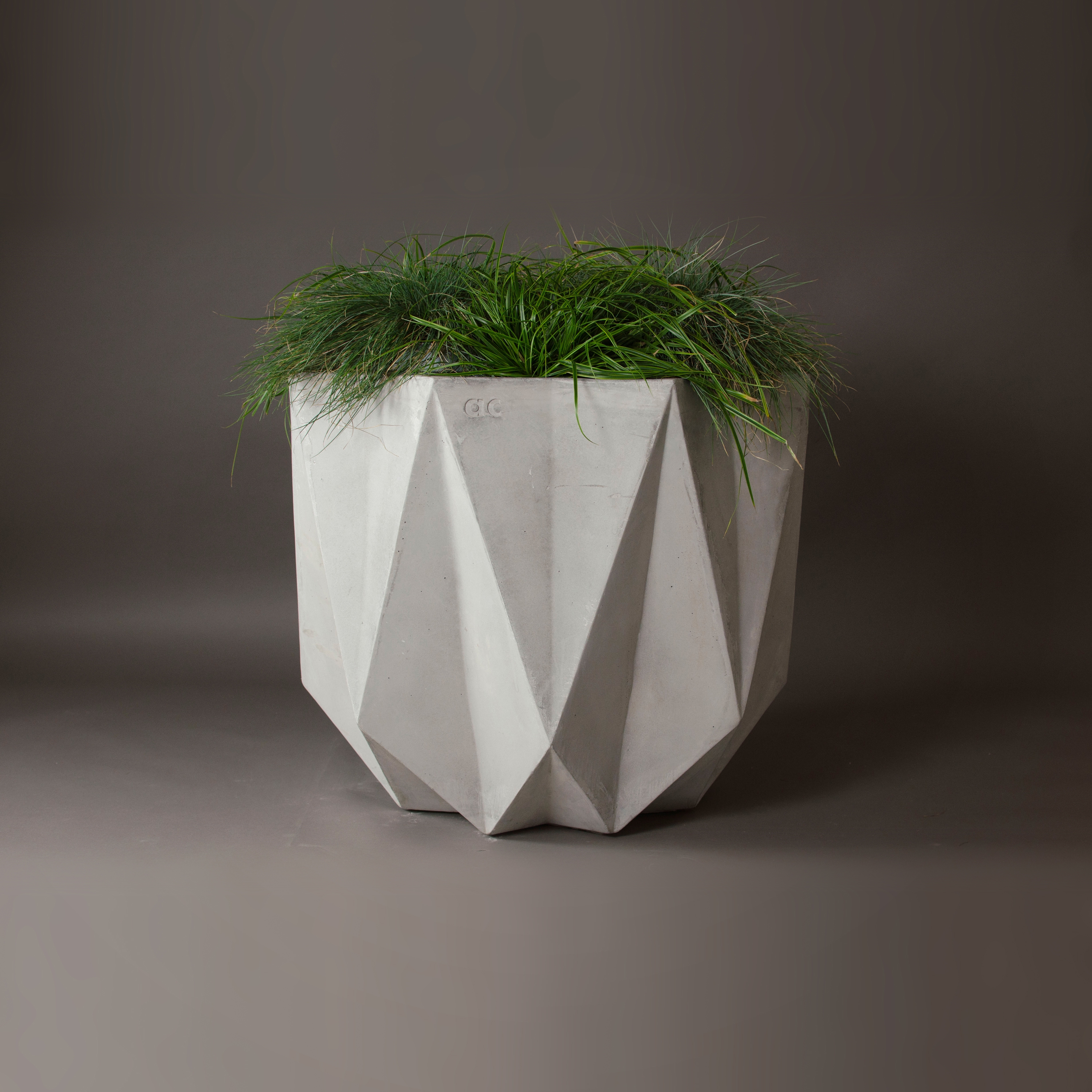 Prisme Planter, Grey Concrete