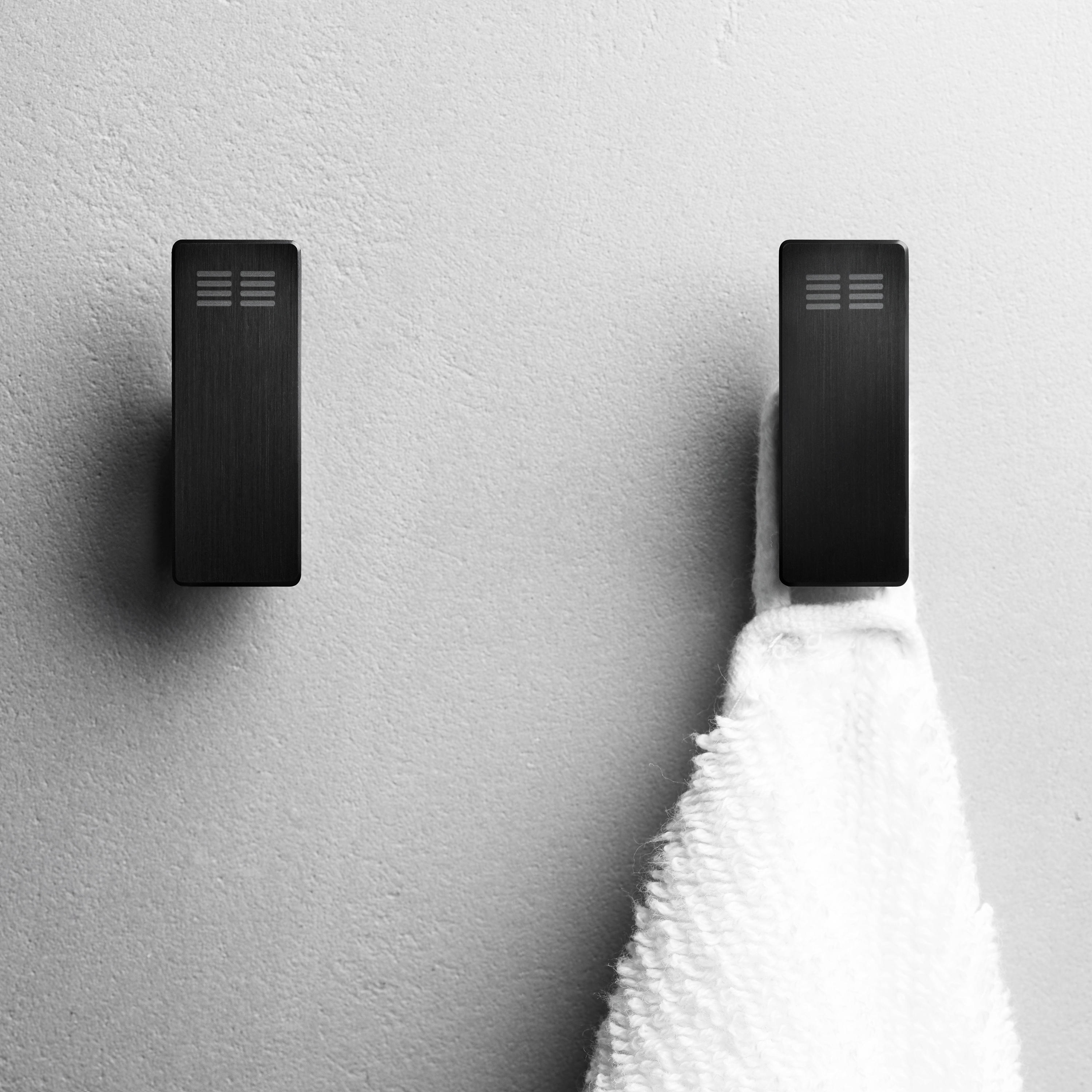 Reframe Collection | Hooks - black