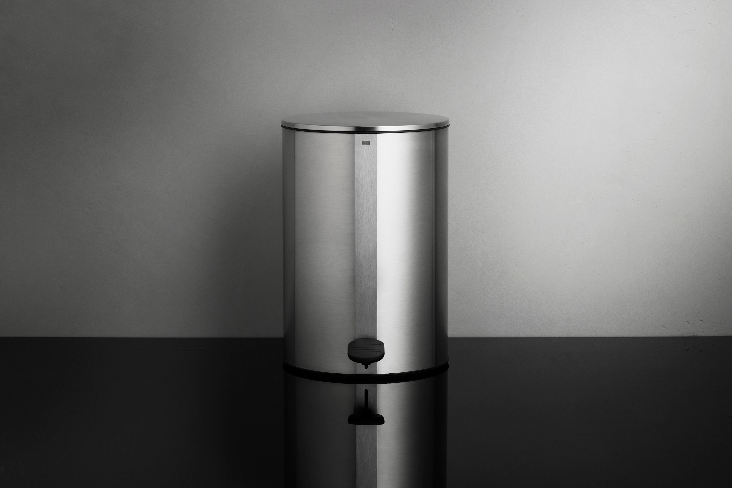 Mostra il prodotto Reframe Collection | Pedal bin - brushed steel del produttore Unidrain