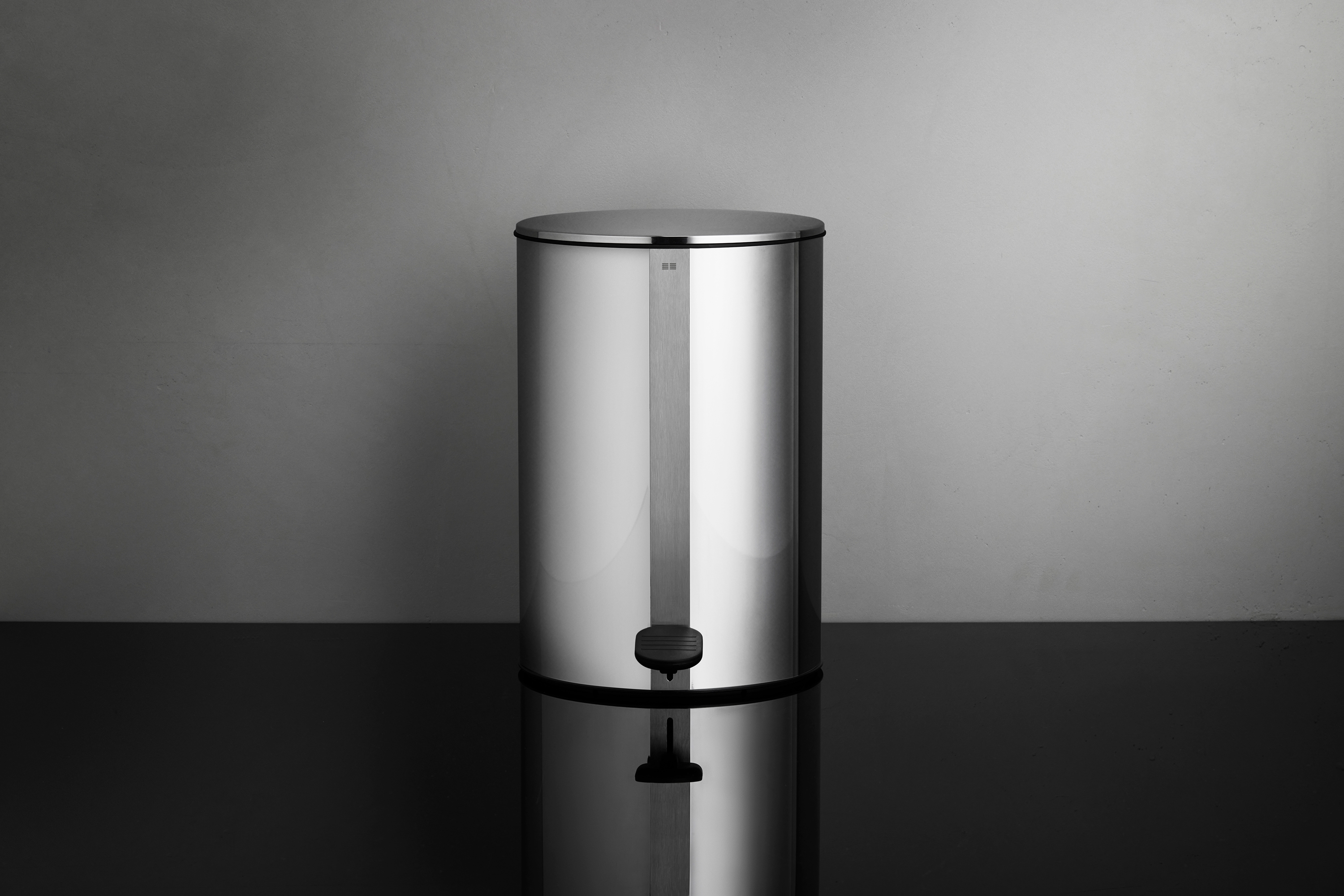 Mostra il prodotto Reframe Collection | Pedal bin - polished steel del produttore Unidrain