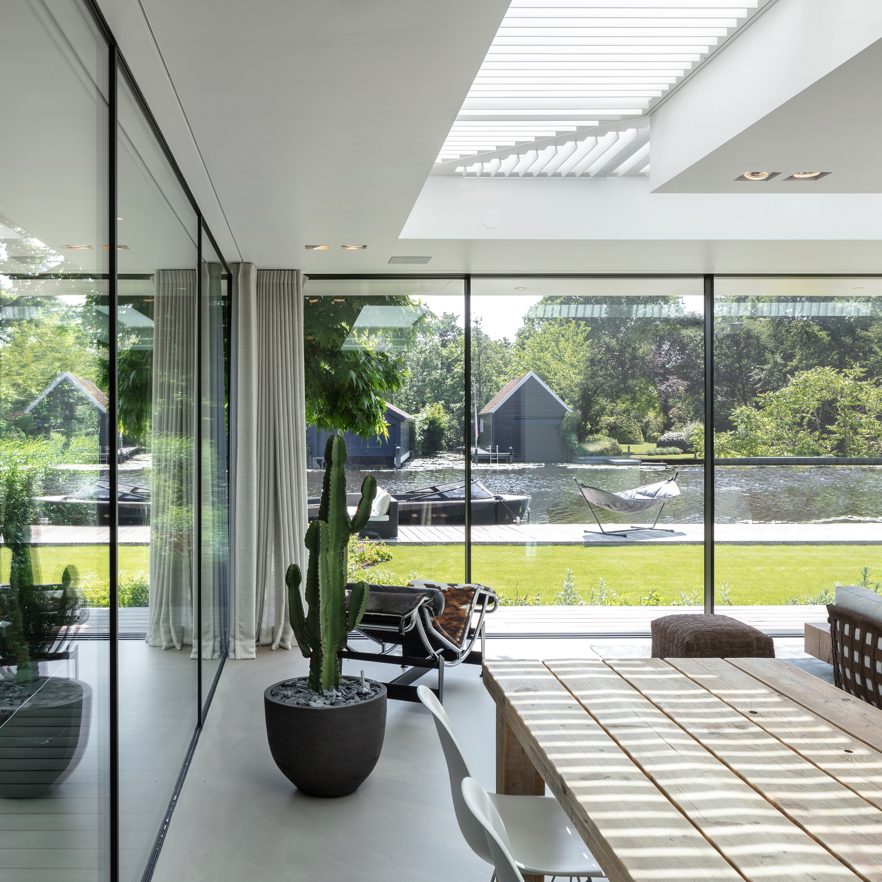 Display product Fix | Triple Sliding Fix from manufacturer Orama Minimal Frames