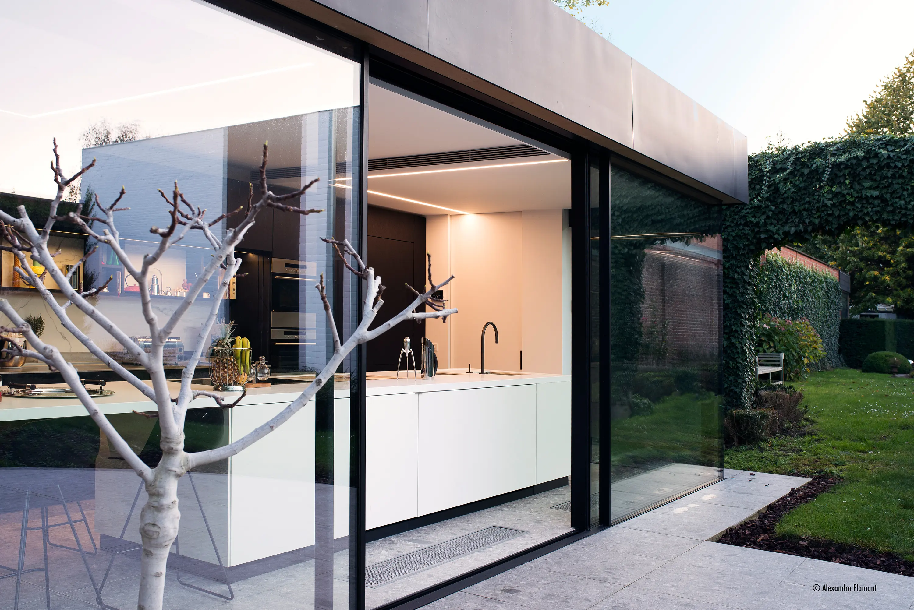 Orama Minimal Frames - Sliding Window | ONE