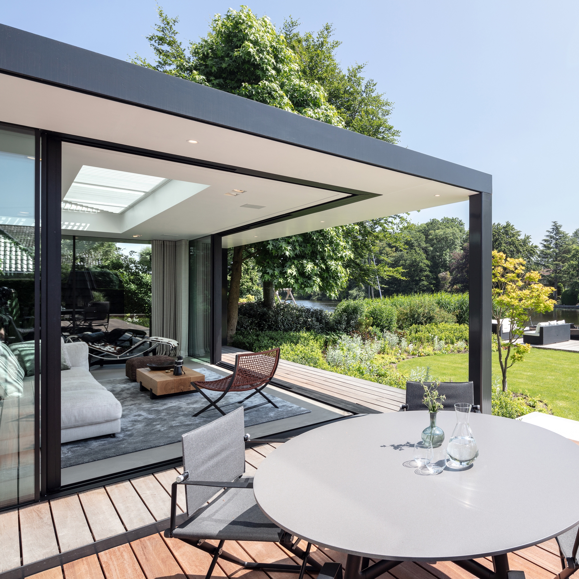 Display product Corner | Open Corner from manufacturer Orama Minimal Frames