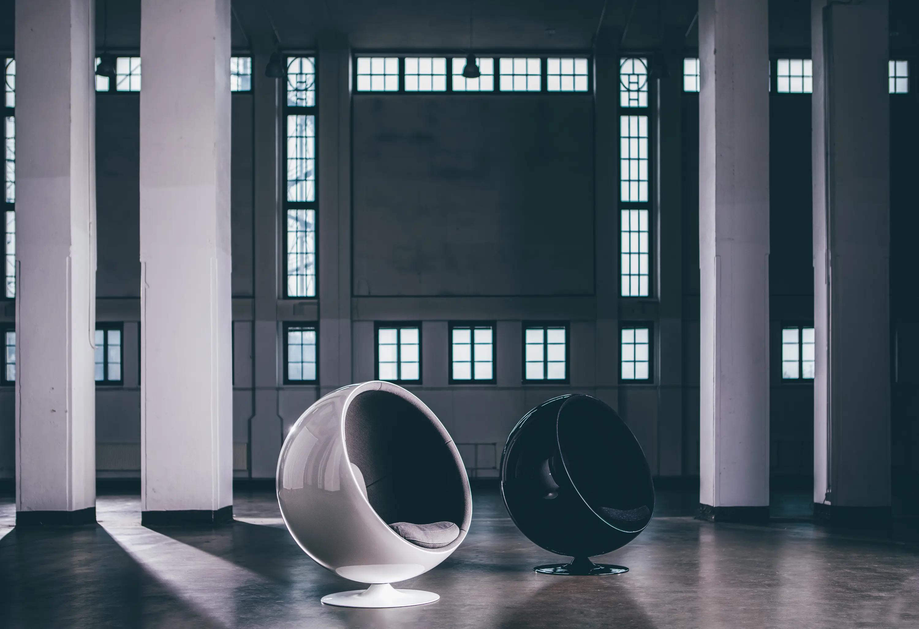 Eero Aarnio Originals - Ball chair, leather. Upholstery: natural leather, black