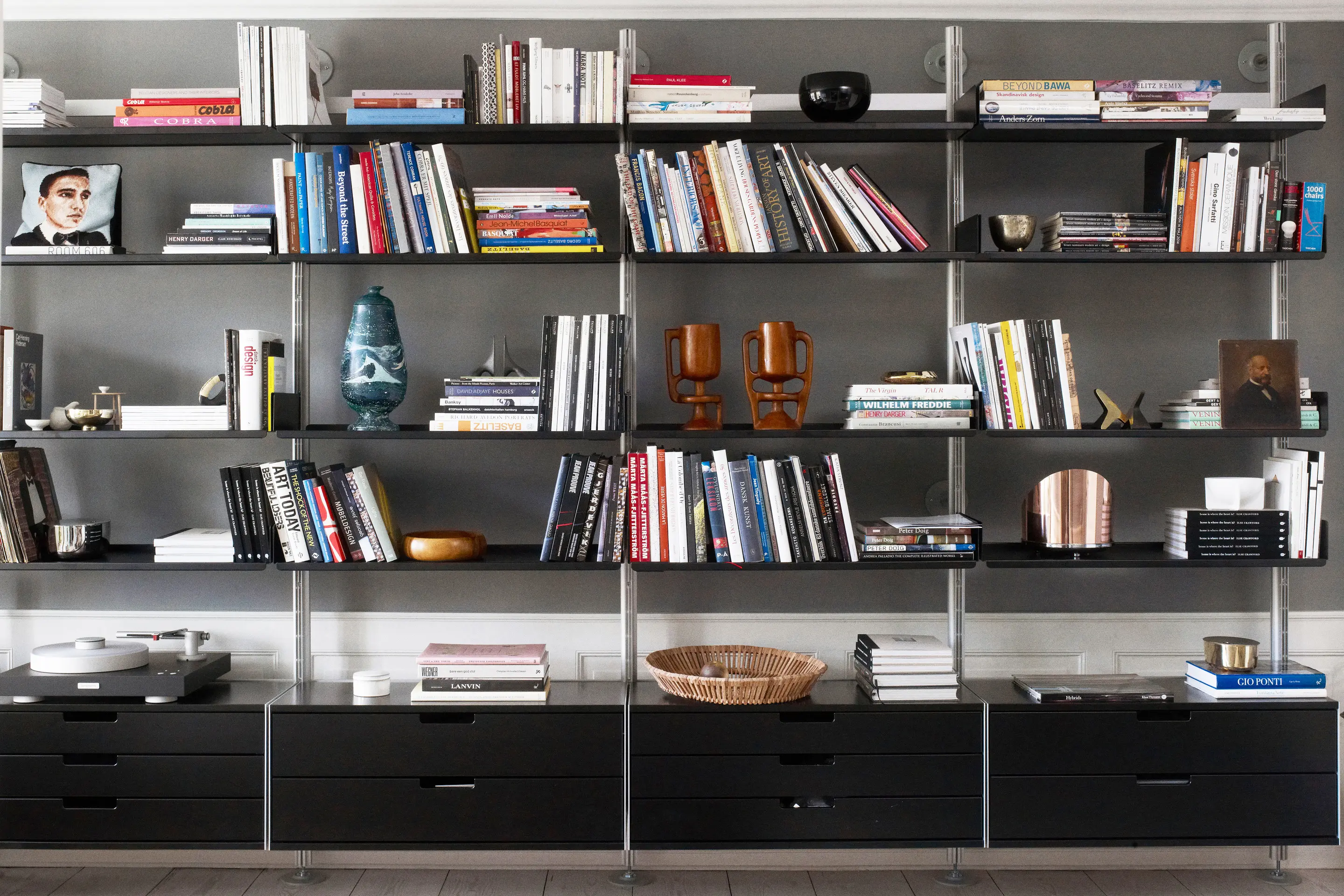 Vitsoe - 606 Universal Shelving System: Structure