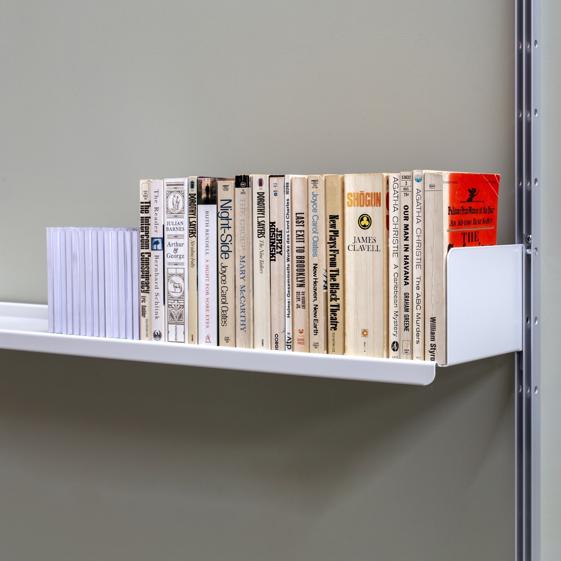Display product 606 Universal Shelving System: Shelves from manufacturer Vitsoe