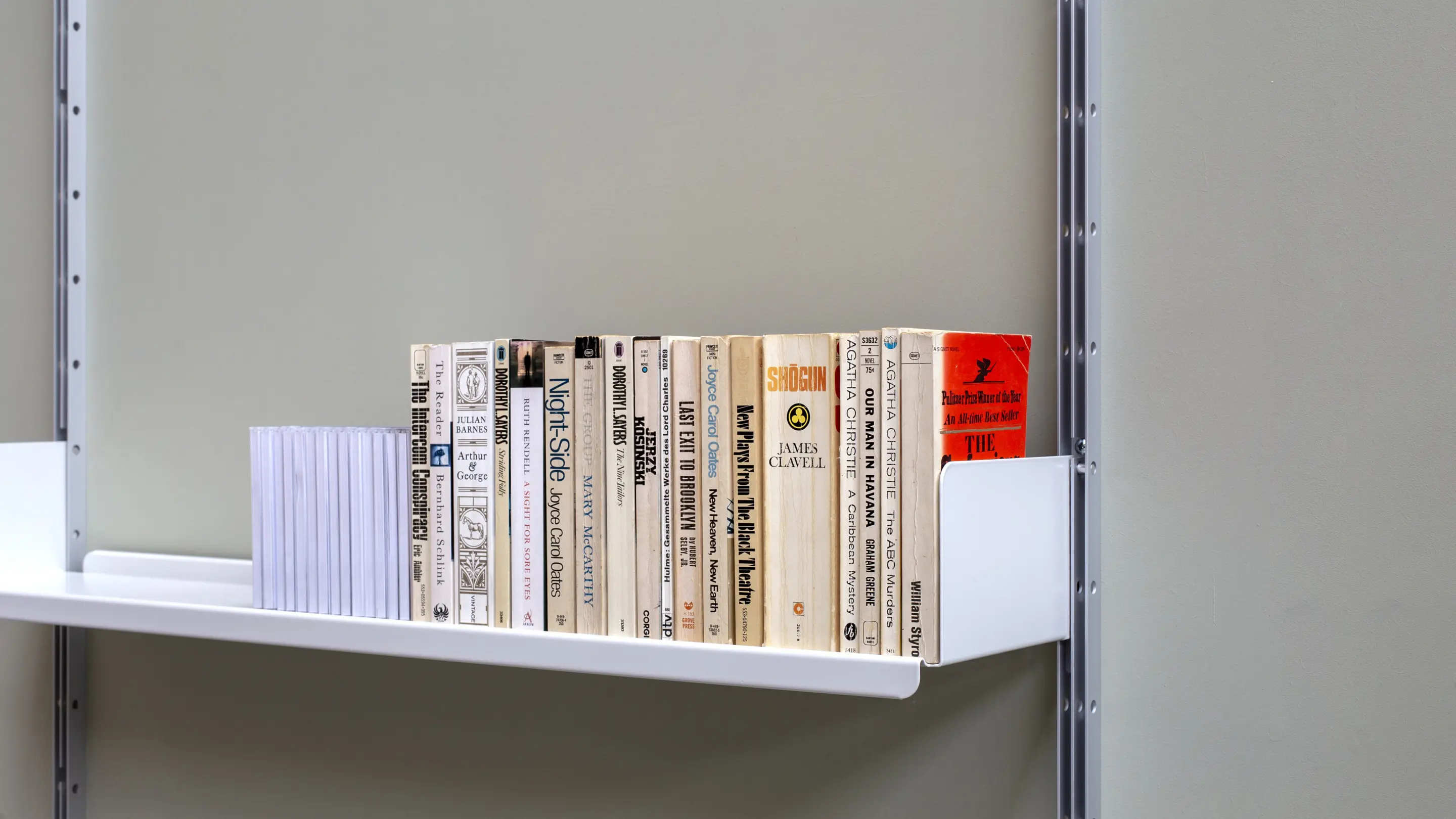 Vitsoe - Regalsystem 606: Metalltablare