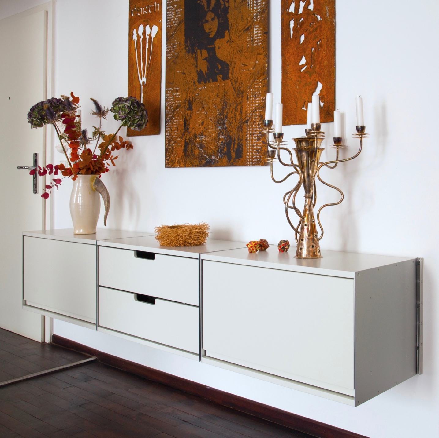 Display product 606 Universal Shelving System: Cabinets and drawers from manufacturer Vitsoe