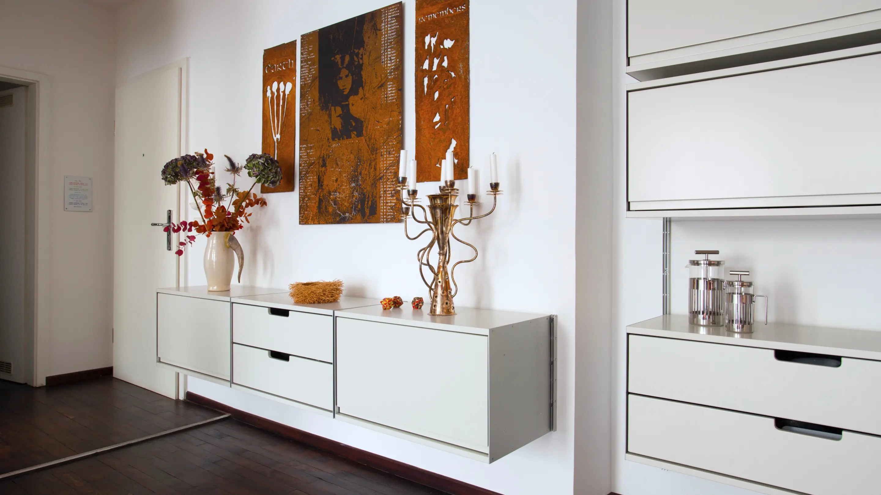 Vitsoe - 606 Universal Shelving System: Cabinets and drawers