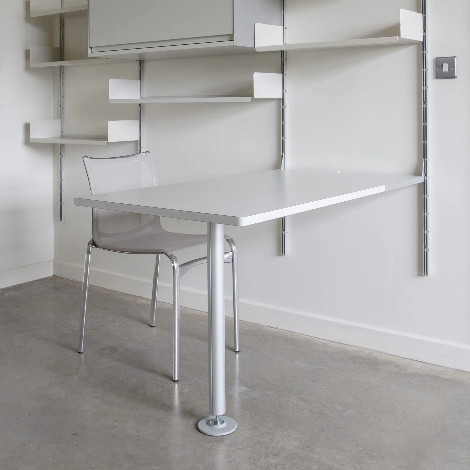 Vitsoe - 606 Universal Shelving System: Integrated desk table