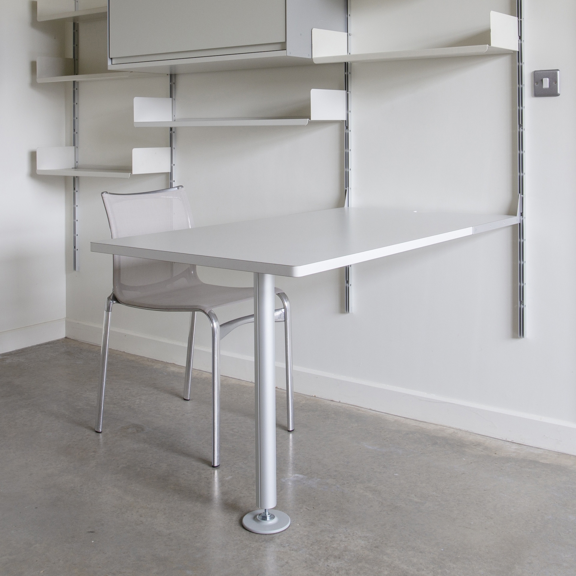 Display product 606 Universal Shelving System: Integrated desk table from manufacturer Vitsoe