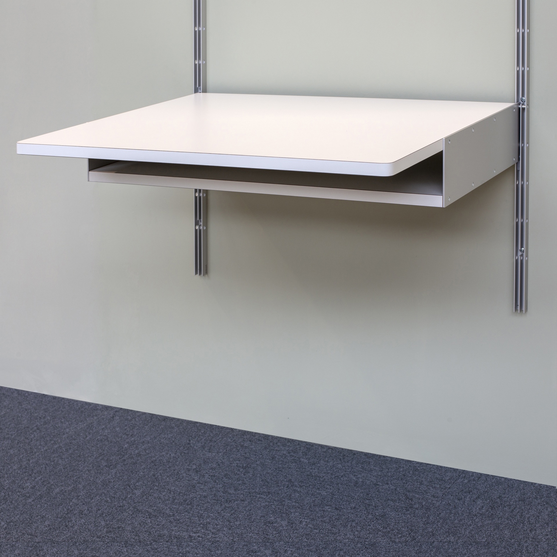 Display product 606 Universal Shelving System: Desk shelf from manufacturer Vitsoe
