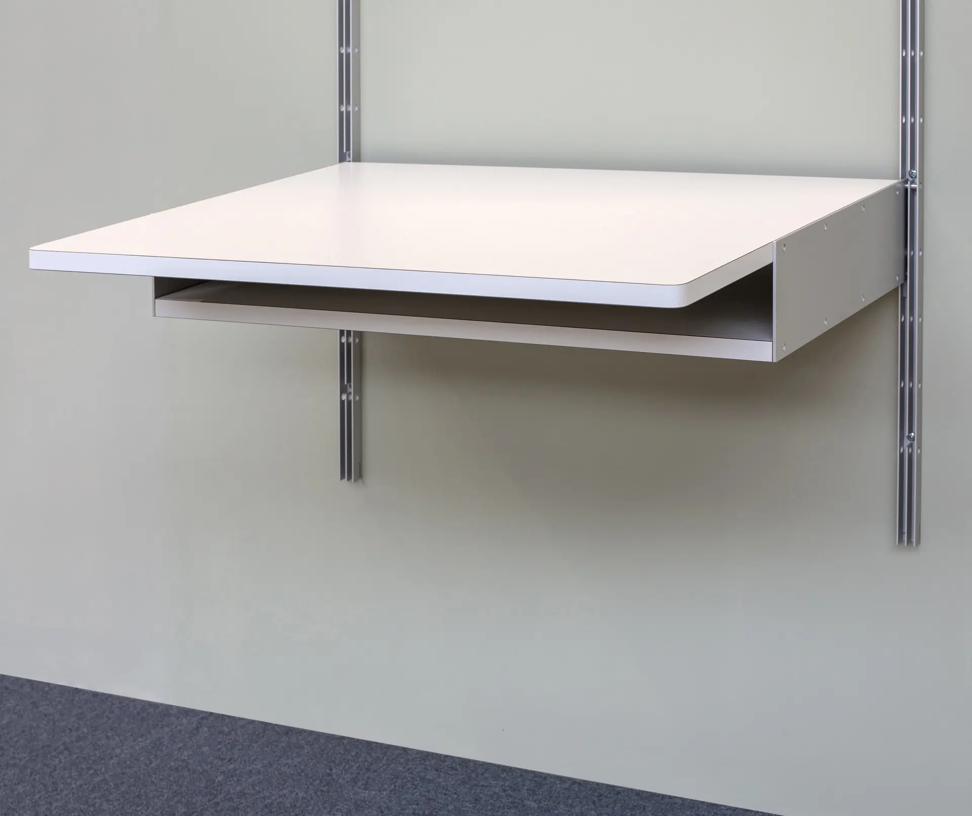 Vitsoe - 606 Universal Shelving System: Desk shelf