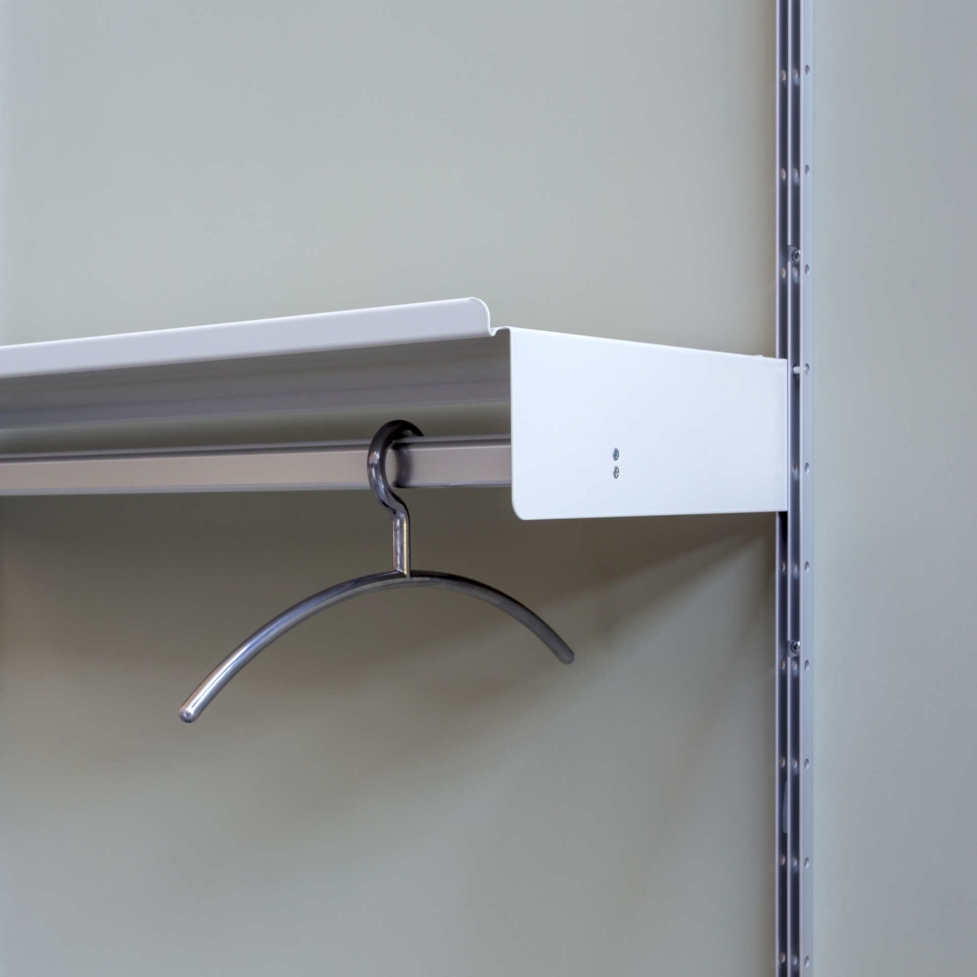 Display product 606 Universal Shelving System: Hanging rail from manufacturer Vitsoe