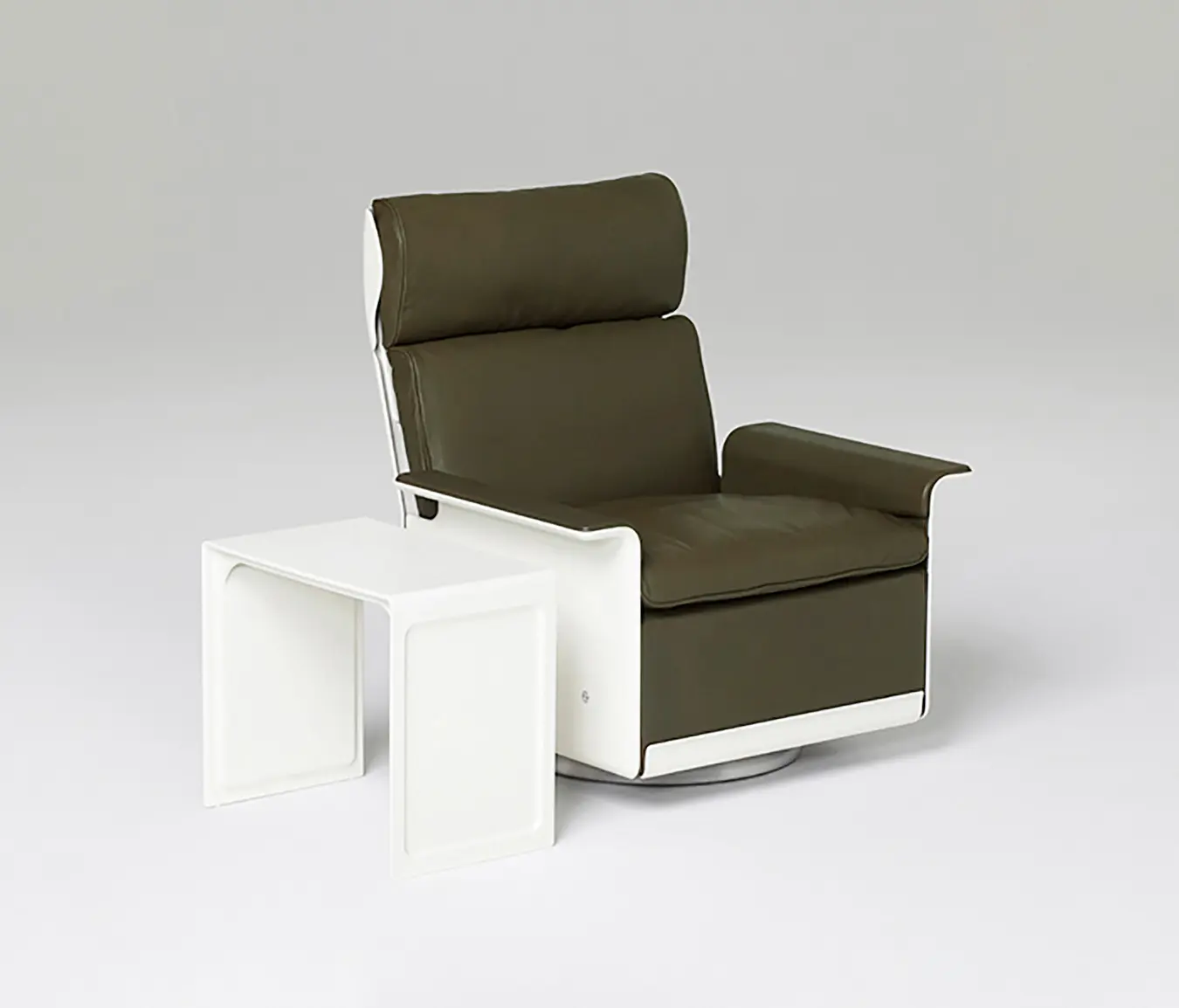 Vitsoe - 620 Chair Programme: High back armchair