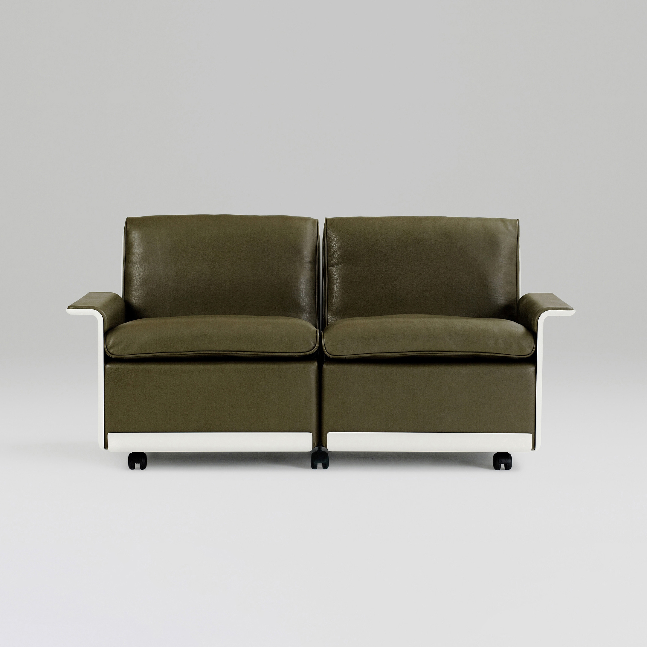 Display product 620 Chair Programme: Two seat sofa from manufacturer Vitsoe