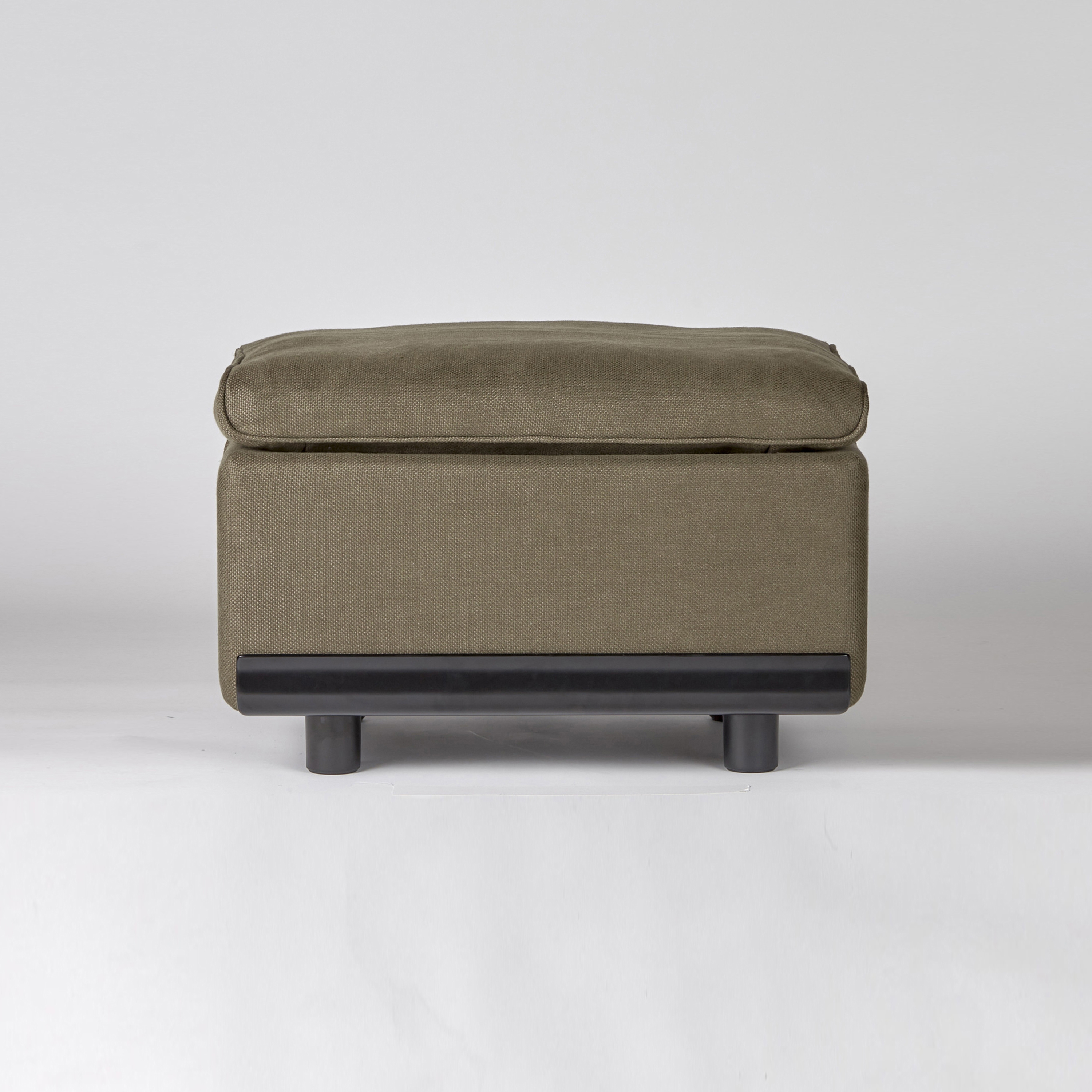 Display product 620 Chair Programme: Footstool (linen) from manufacturer Vitsoe