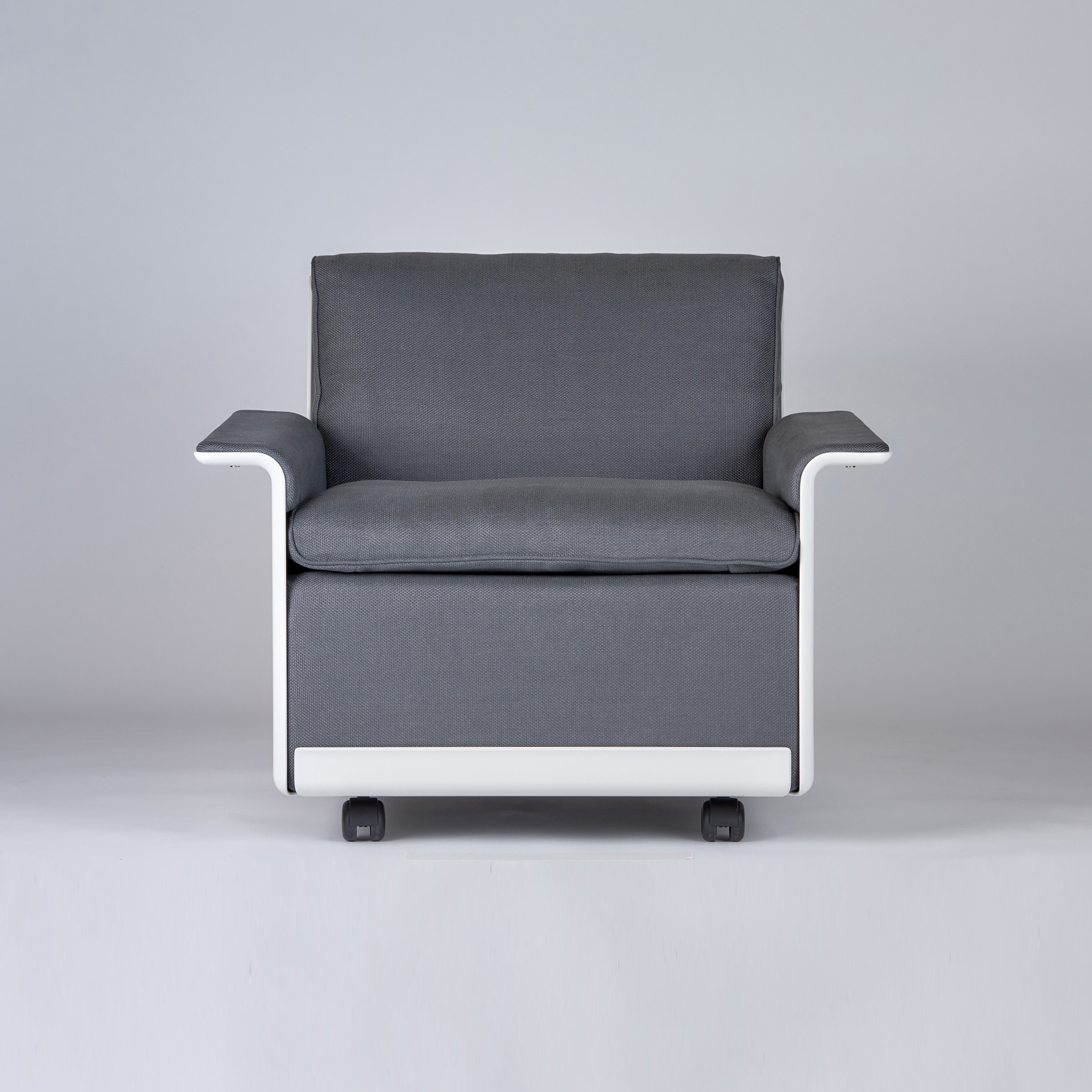 Display product 620 Chair Programme: Low back armchair (linen) from manufacturer Vitsoe