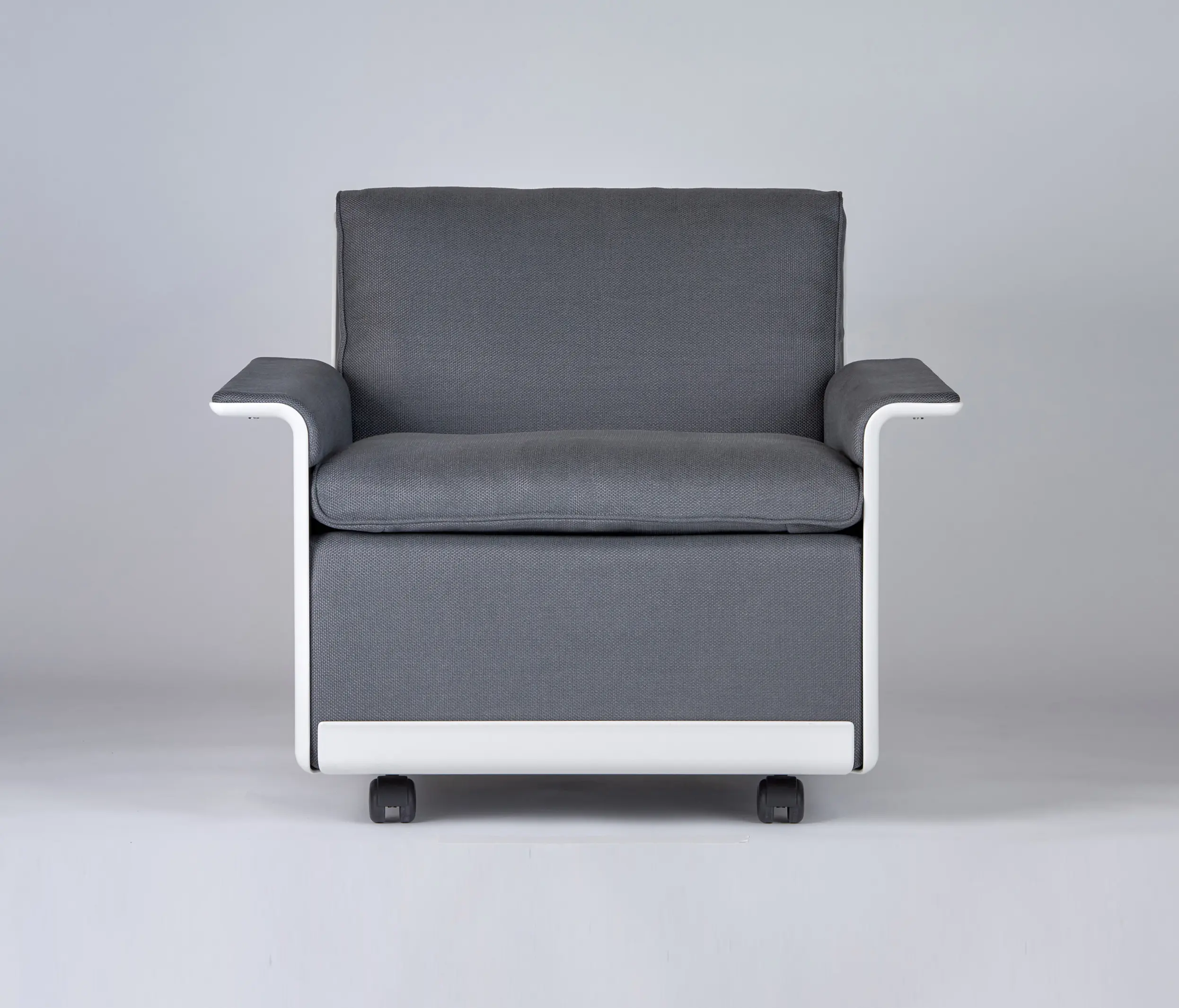 Vitsoe - 620 Chair Programme: Low back armchair (linen)
