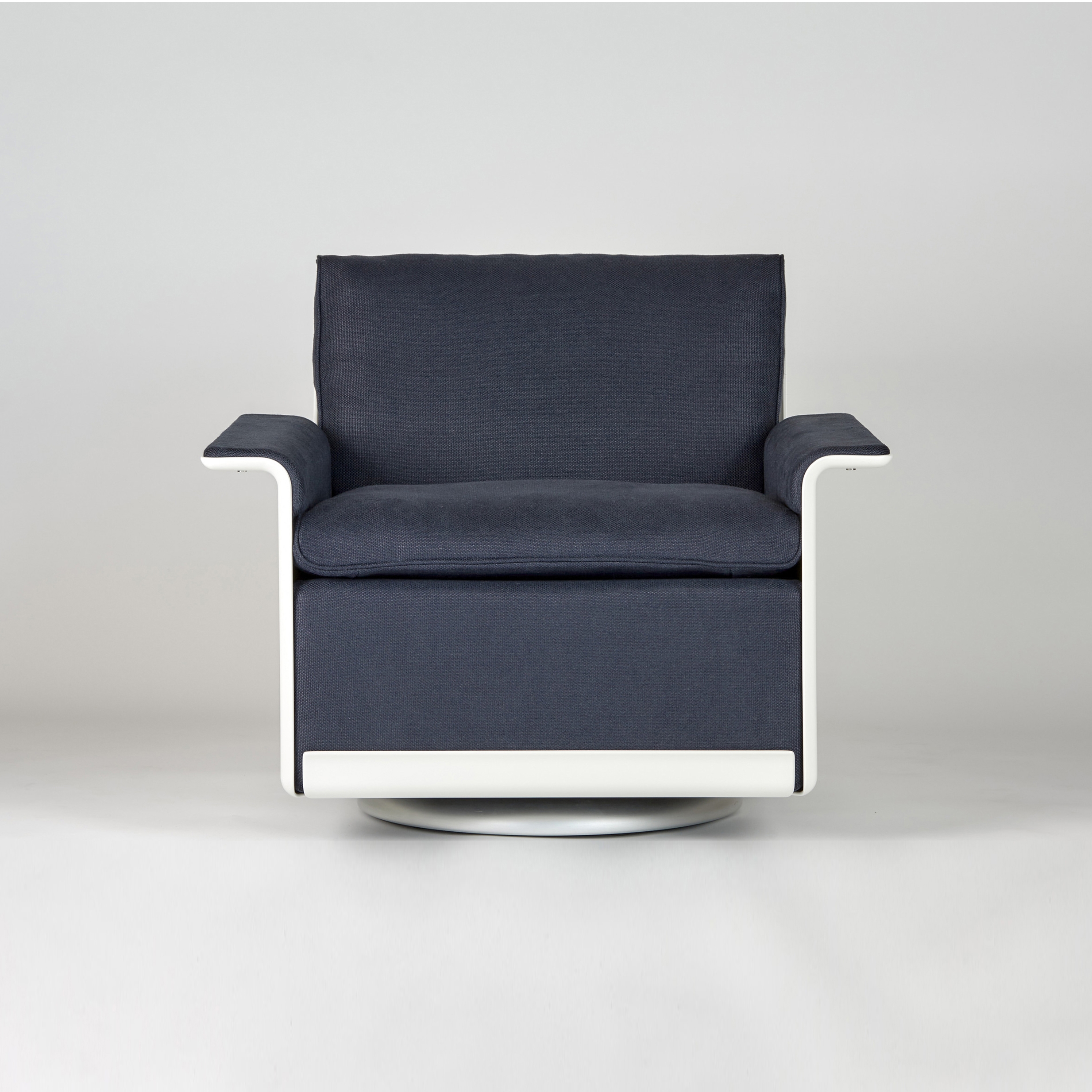 Display product 620 Chair Programme: Low back armchair (linen) from manufacturer Vitsoe