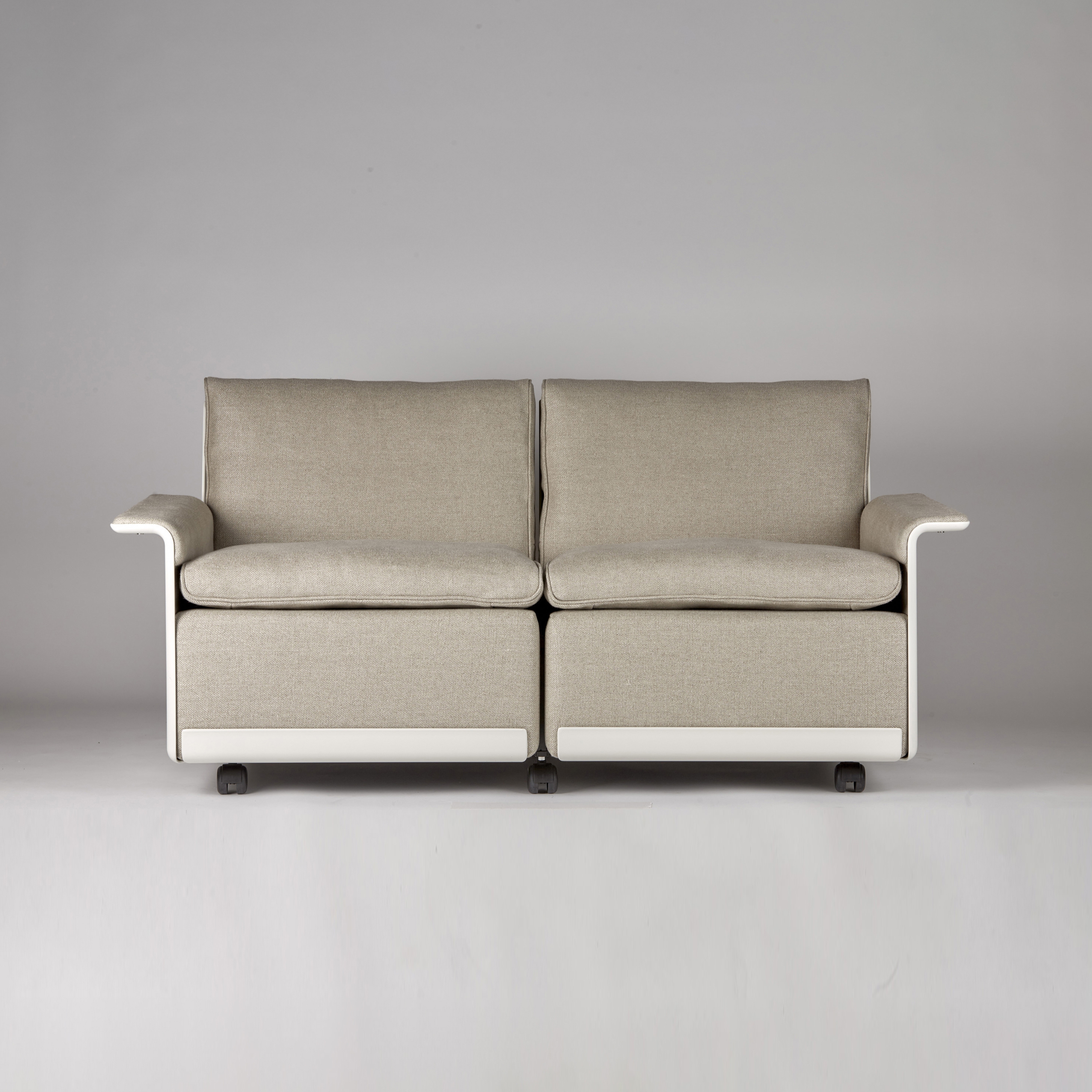 Display product 620 Chair Programme: Two seat sofa (linen) from manufacturer Vitsoe