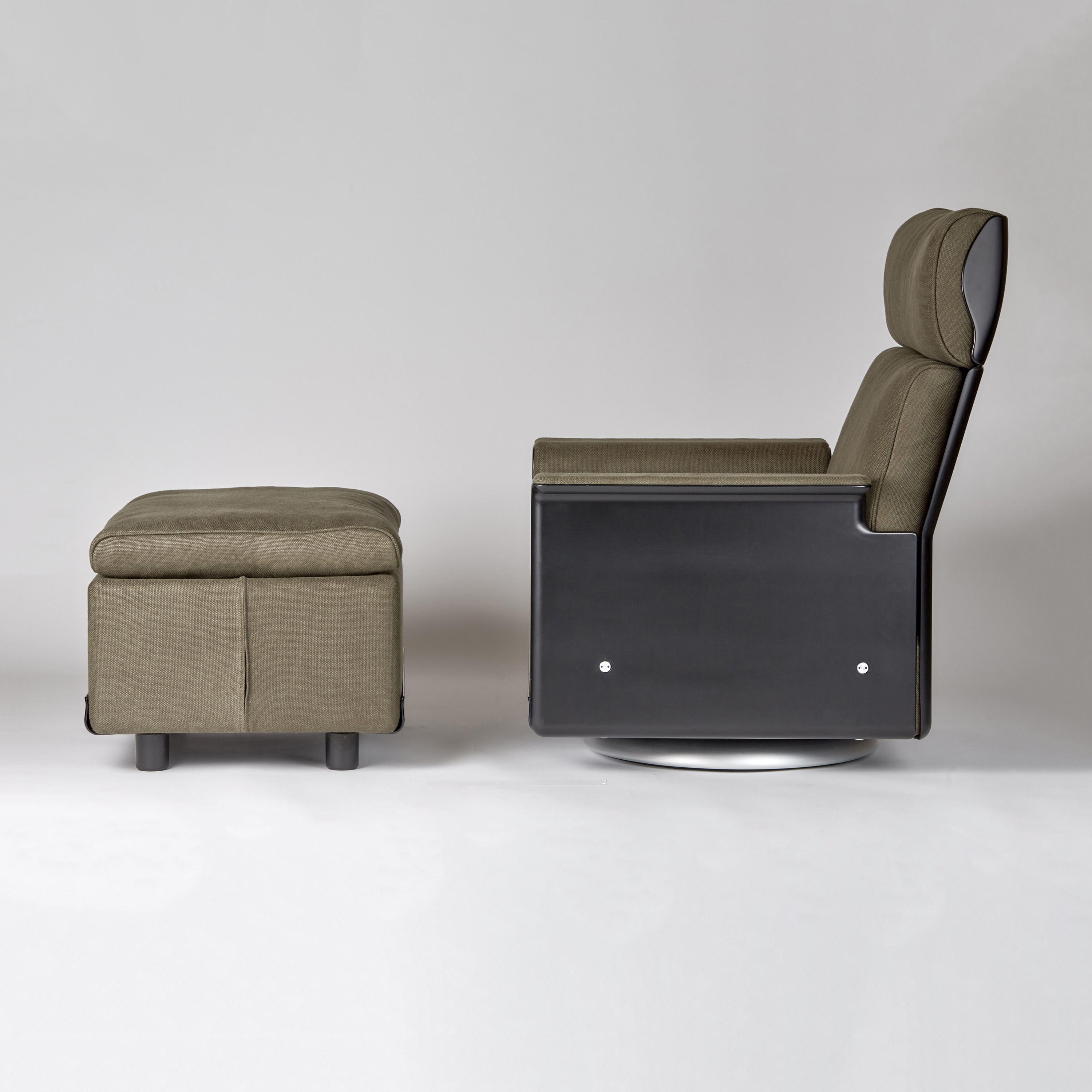 Display product 620 Chair Programme: High back armchair | Footstool (linen) from manufacturer Vitsoe
