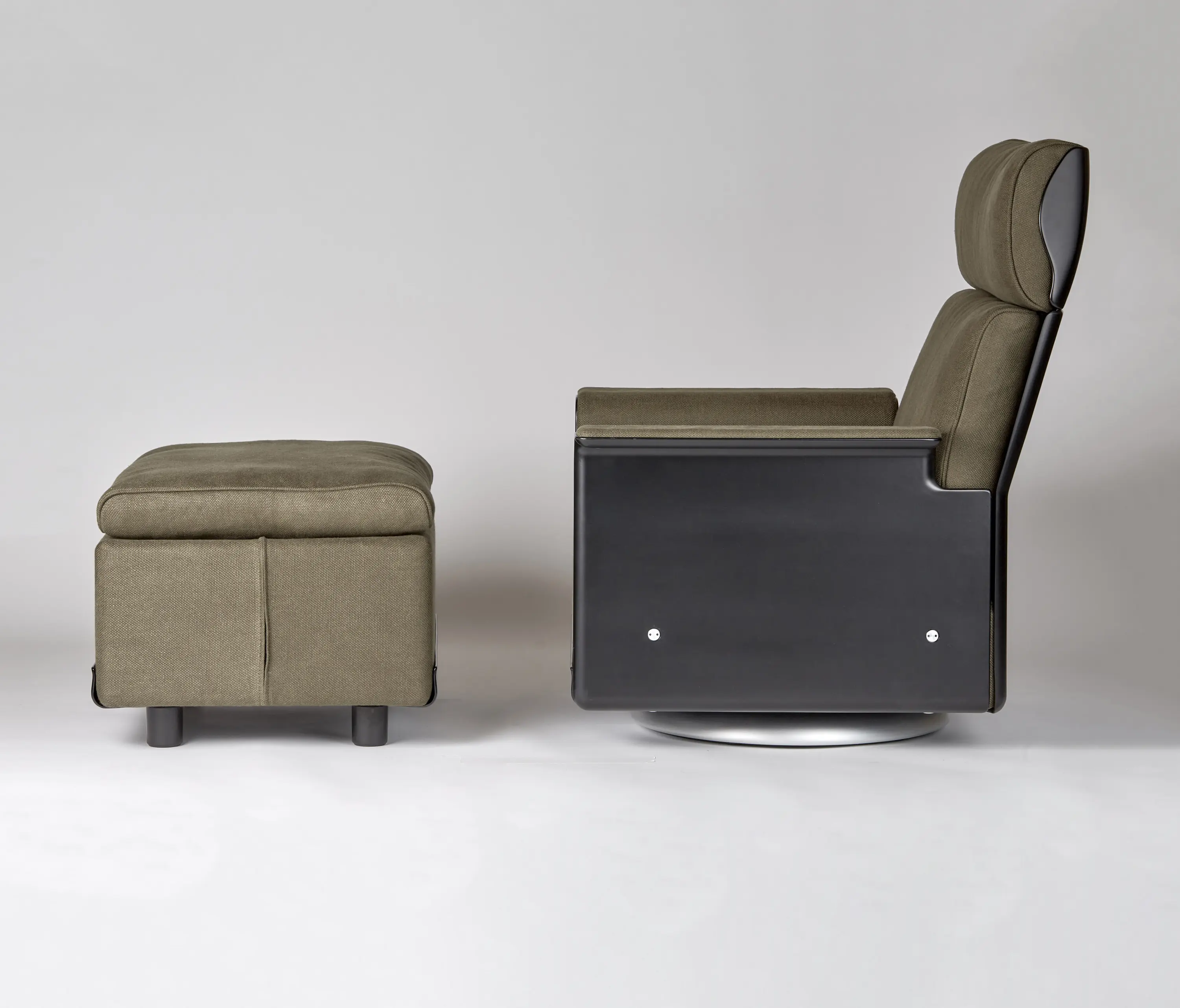 Vitsoe - 620 Chair Programme: High back armchair | Footstool (linen)
