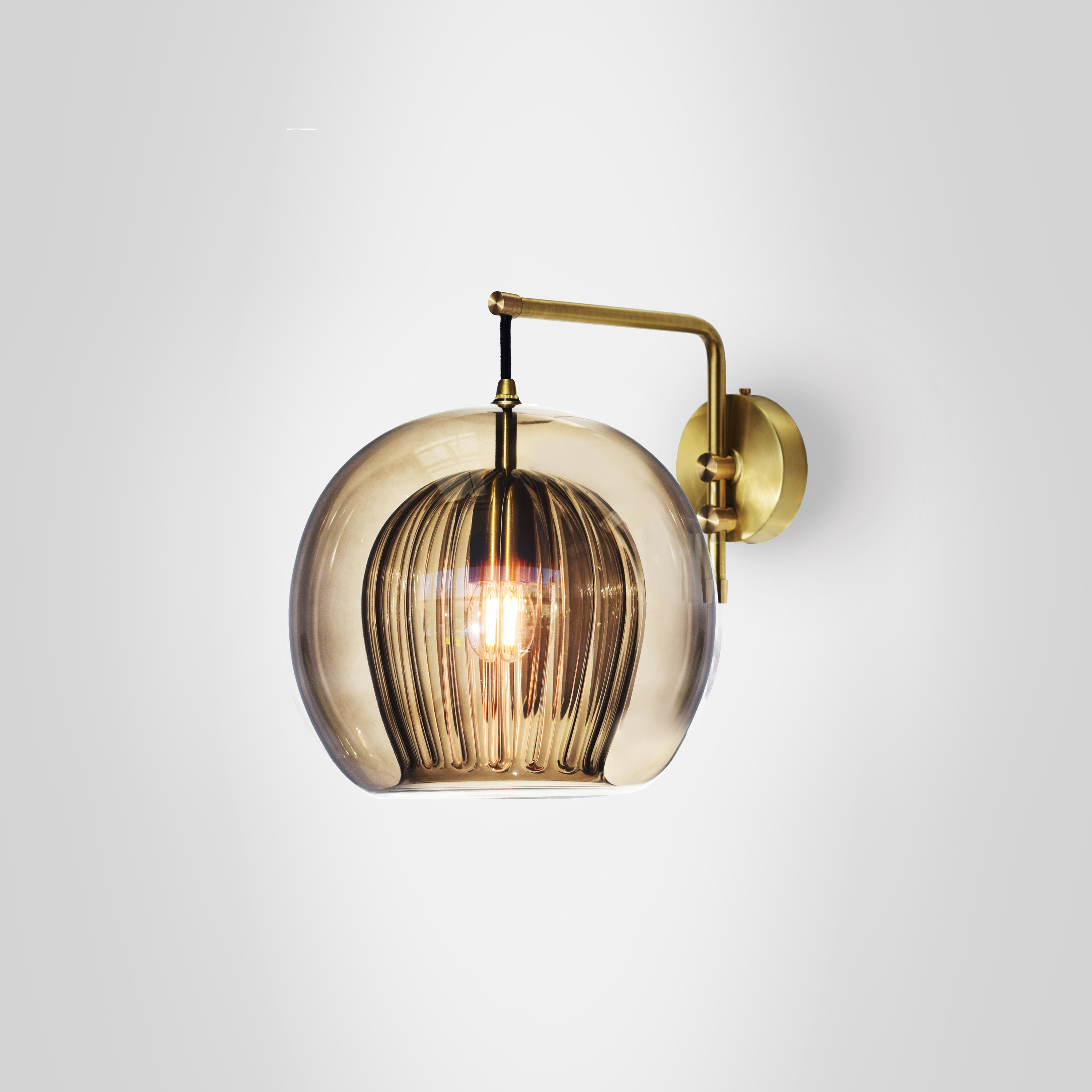 Mostrar el producto Pleated Crystal Wall Light - Smoke del fabricante Marc Wood Studio