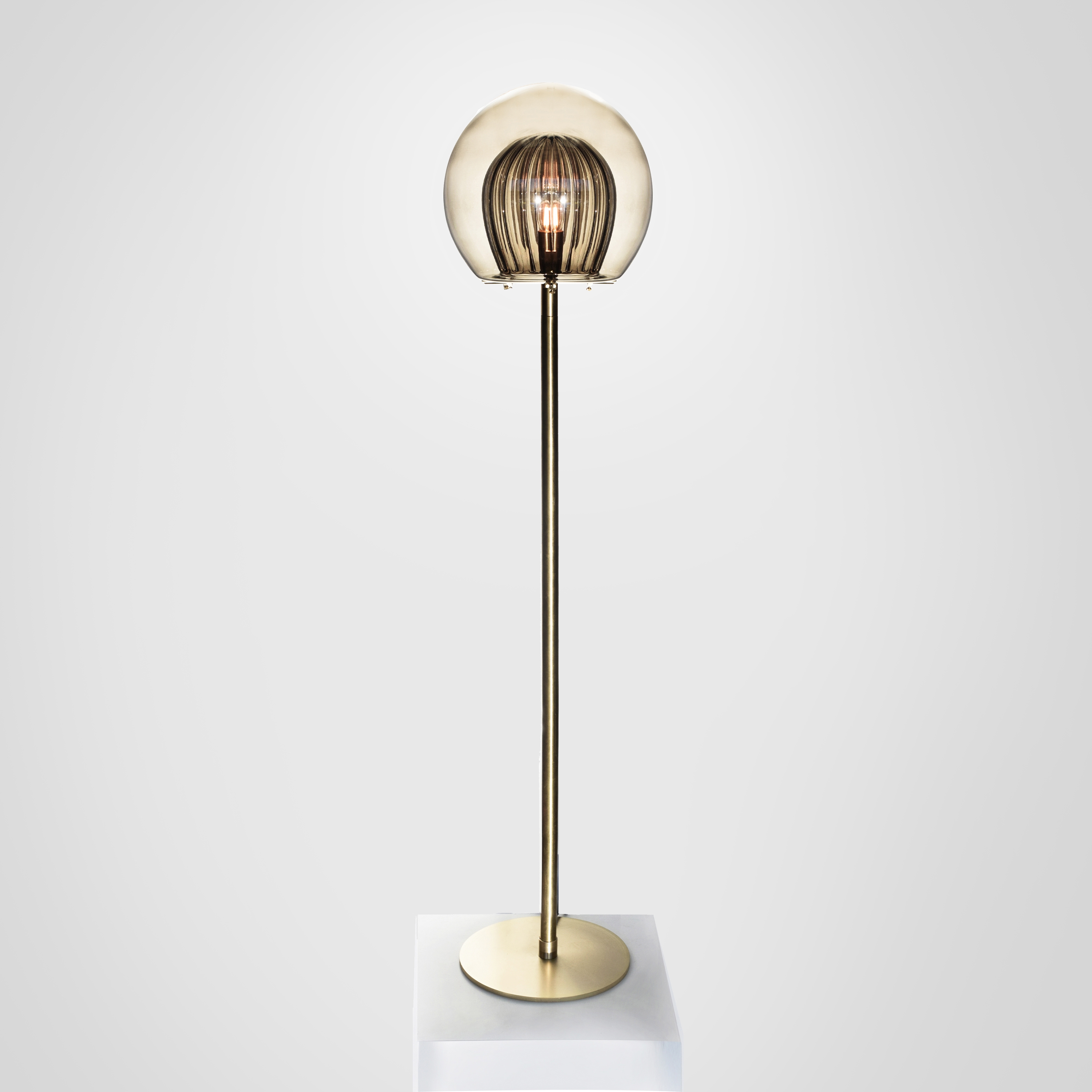 Mostrar el producto Pleated Crystal Floor Light - Smoke del fabricante Marc Wood Studio