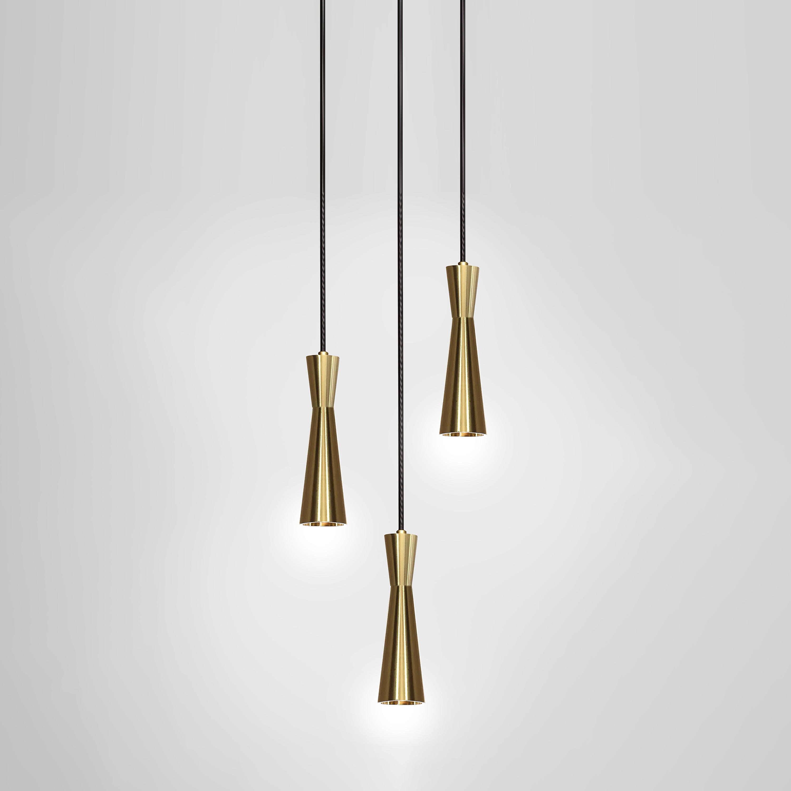Mostrar el producto Cone 3 Piece Cluster - Lamp del fabricante Marc Wood Studio