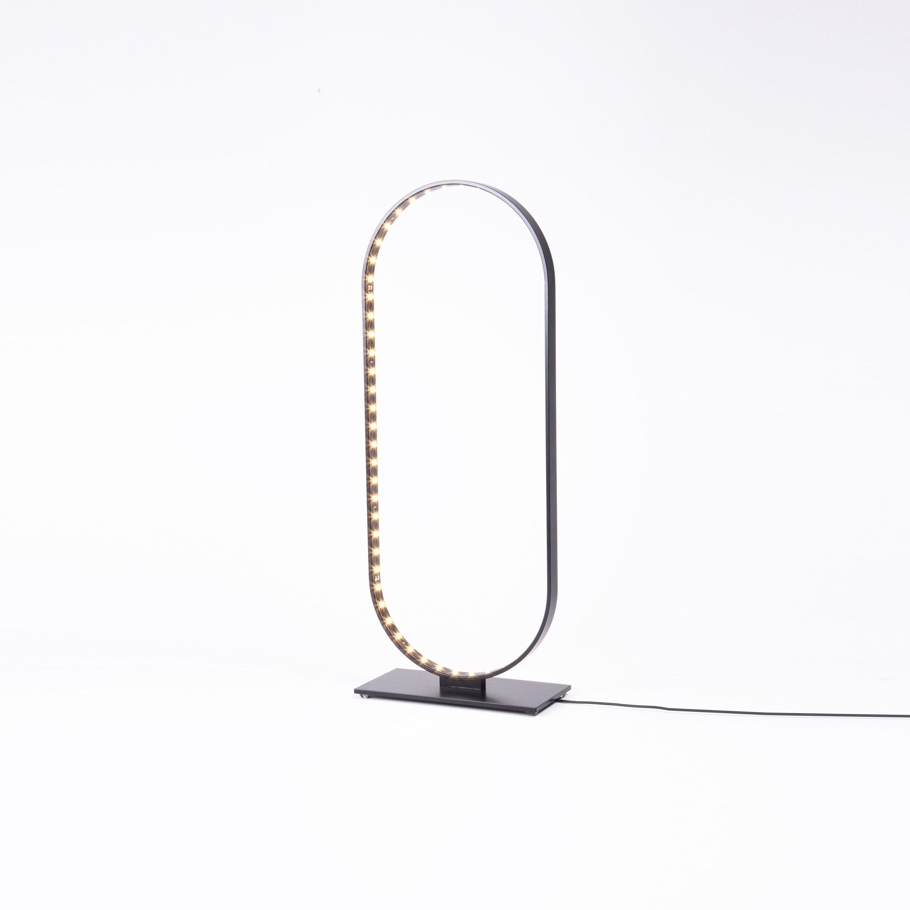Mostra il prodotto OVAL TABLE Black del produttore Le deun
