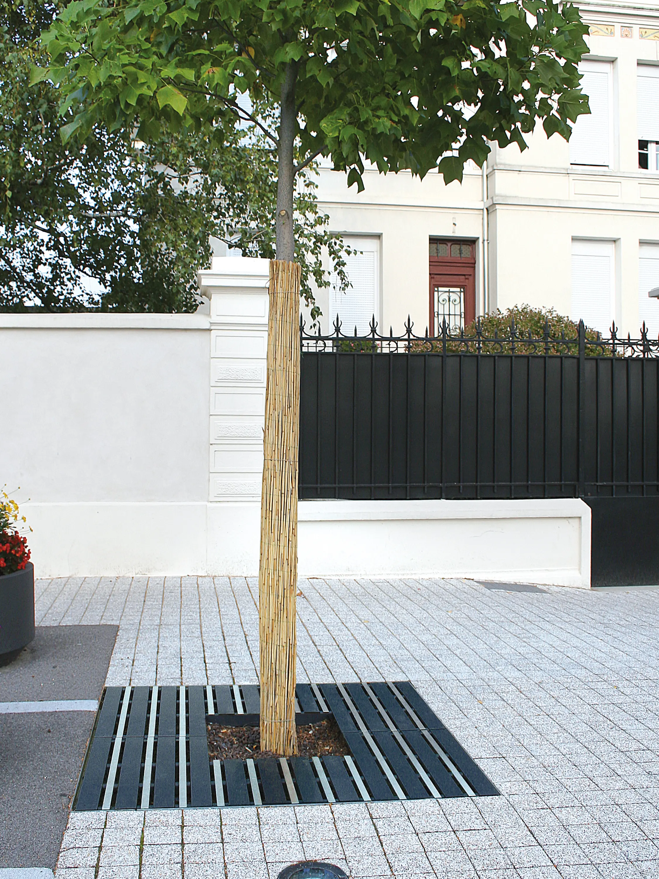 Univers et Cité - Mobilier urbain - Alliage Tree Grates